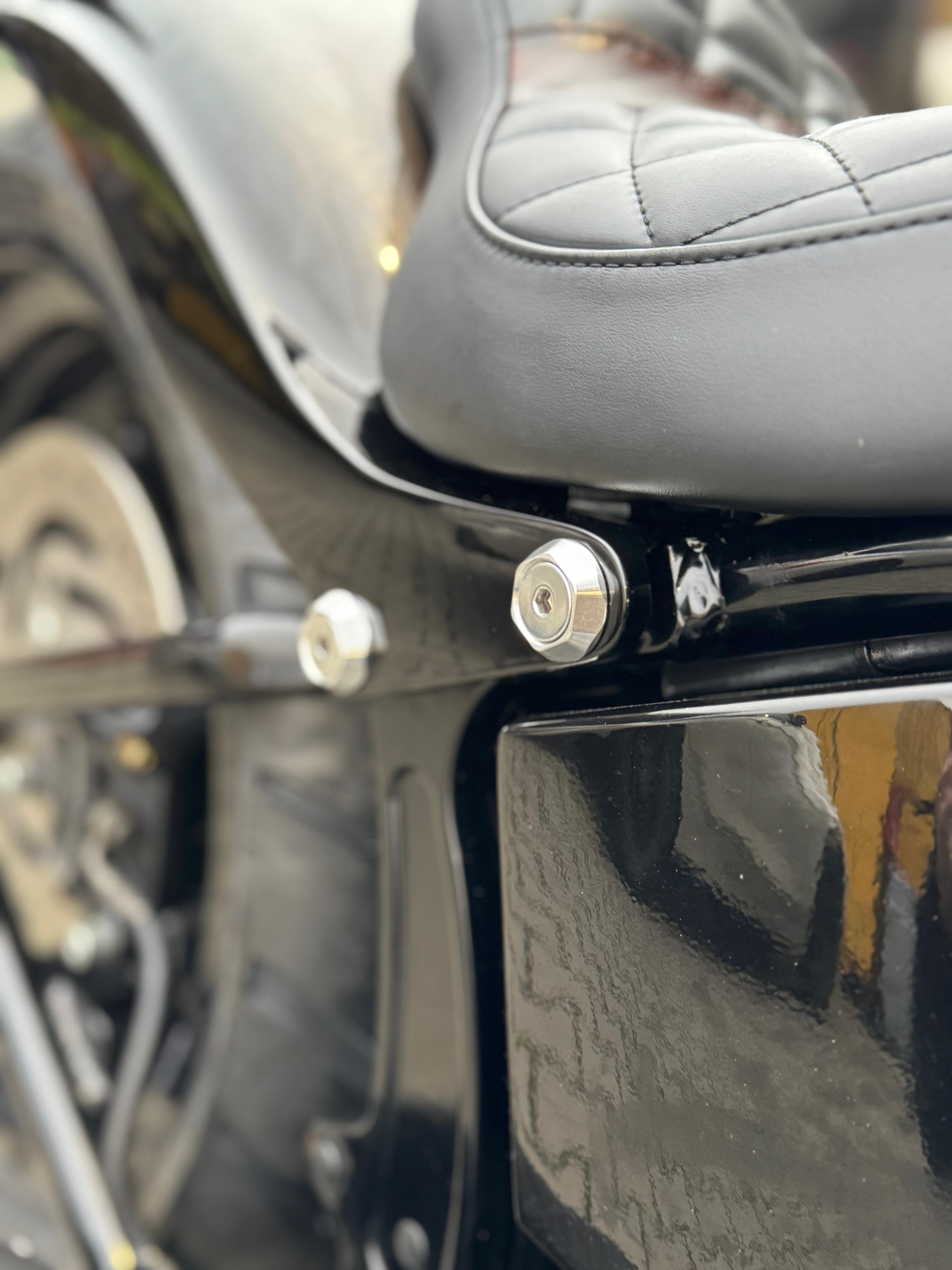 Heckfender-Montagesatz 30 mm 84-24 Softail (inkl. Schrauben/ohne Schrauben) – Sechskantig, Schwarz Eloxiert, Hochglanzpoliert