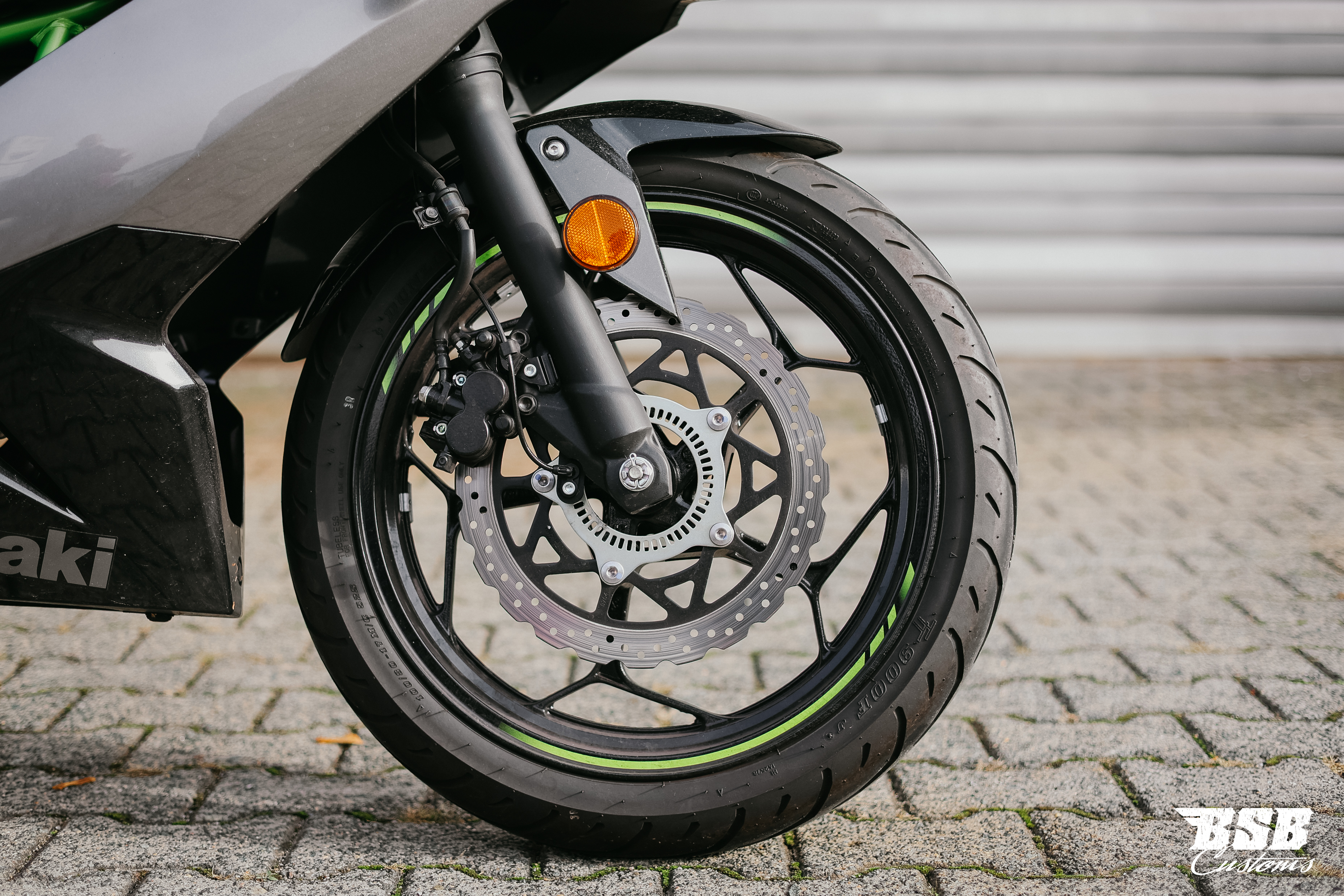 Kawasaki Ninja 125 Performance, EZ 06/2026, nur 2.000 km, Arrow-Auspuff und Garantie bis 2030. Finanzierung bei BSB Customs möglich.