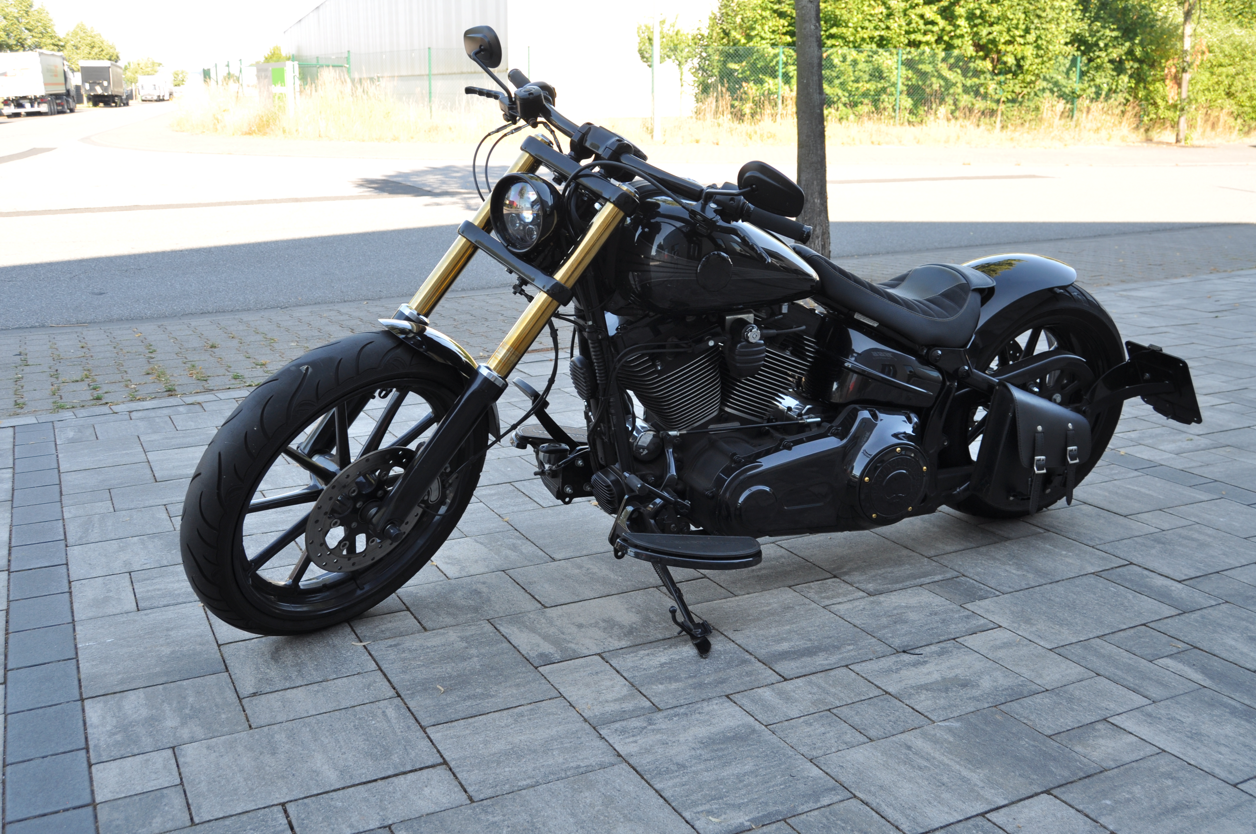 2014 Harley Davidson FXSB BREAKOUT schöner Umbau mit MCJ Anlage und kurzem Fender 