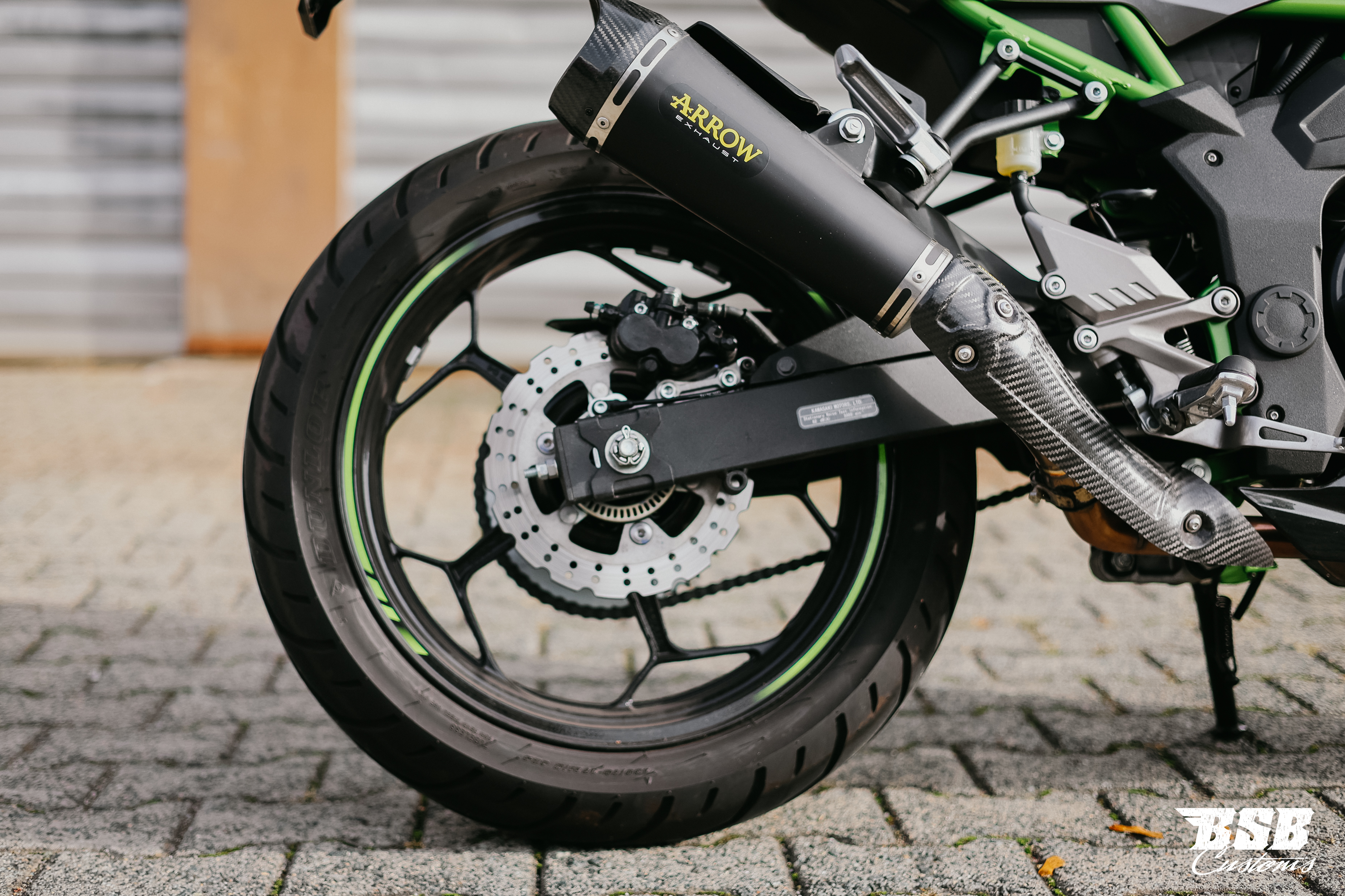 Kawasaki Ninja 125 Performance, EZ 06/2026, nur 2.000 km, Arrow-Auspuff und Garantie bis 2030. Finanzierung bei BSB Customs möglich.