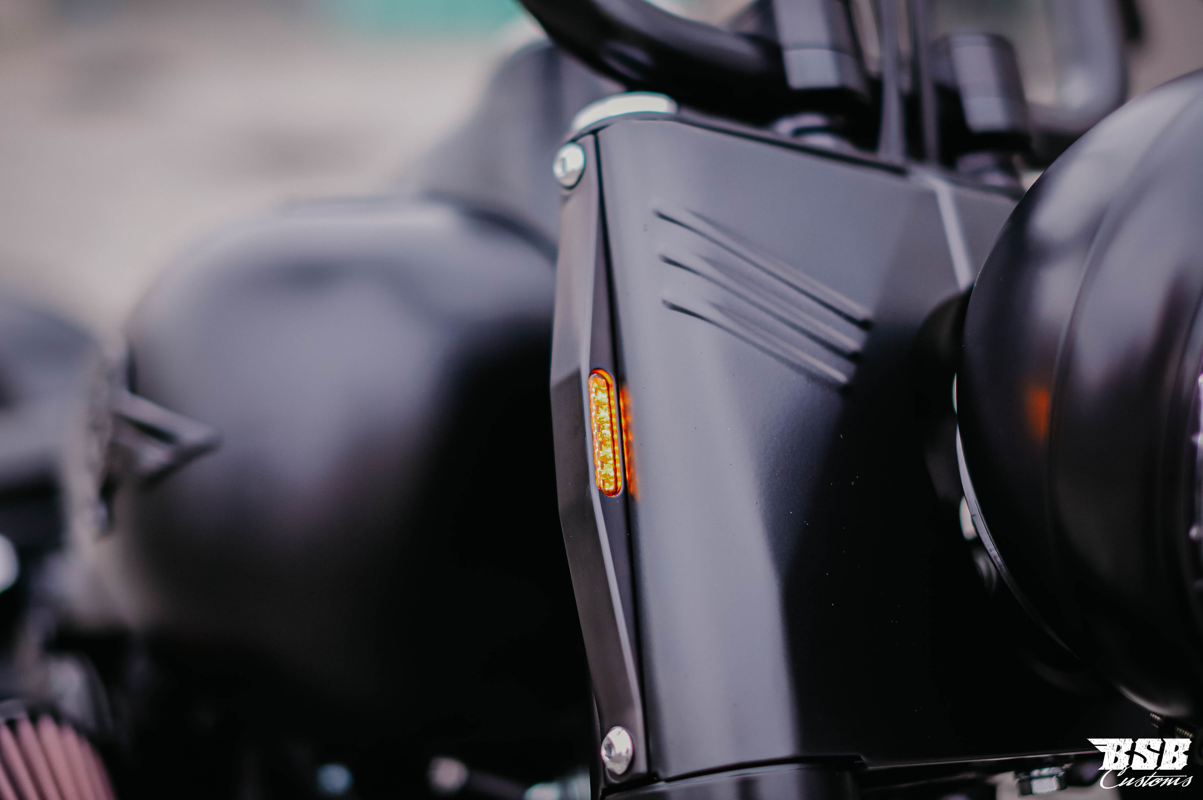 Stash 21 Blinker für Harley Davidson Softail & Fat Boy Big Twin 1999-2017 Schwarz eloxiert