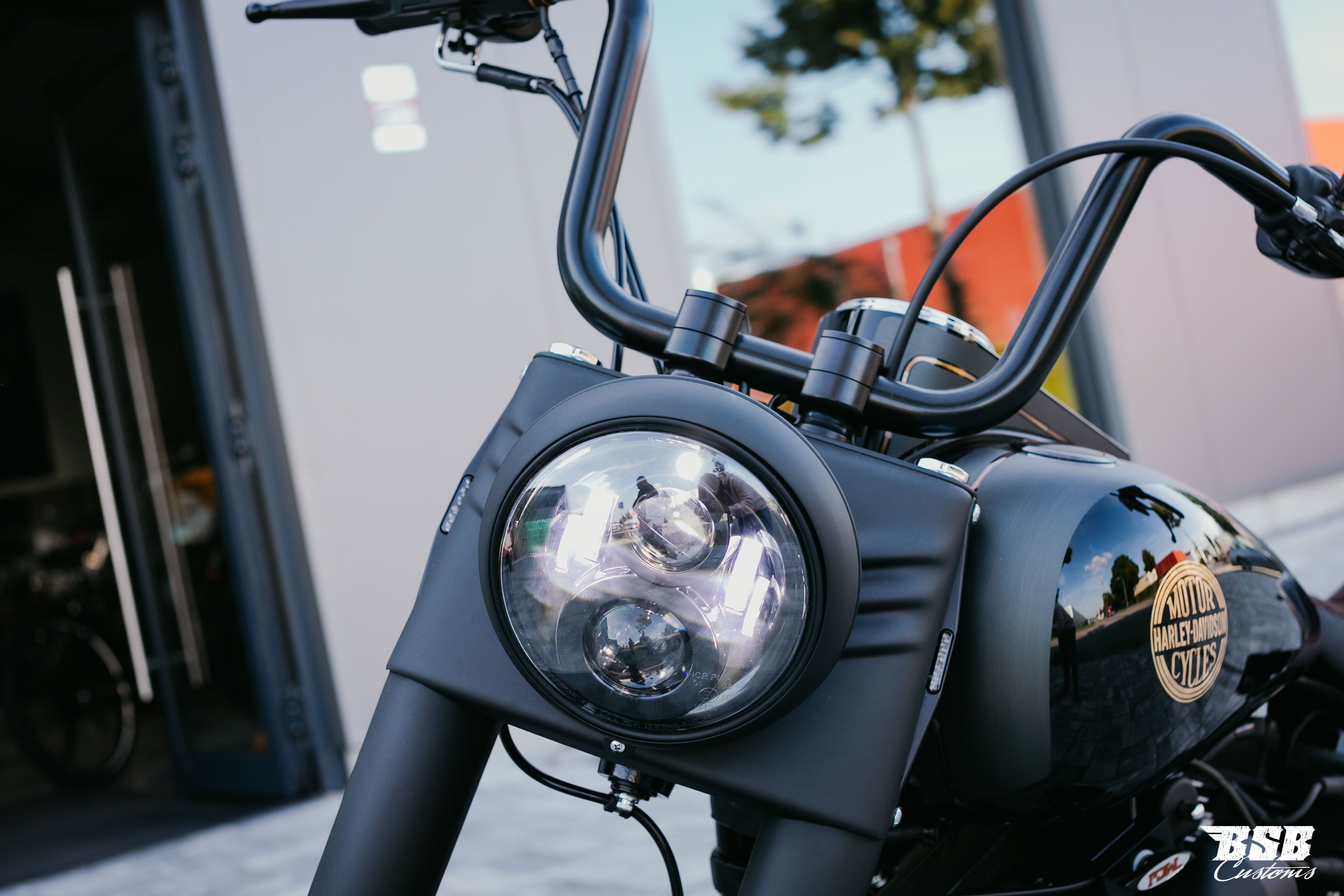 LED Scheinwerfer 7" schwarz mit Standlicht, CE-Zulassung für Harley Softail & Touring Modelle