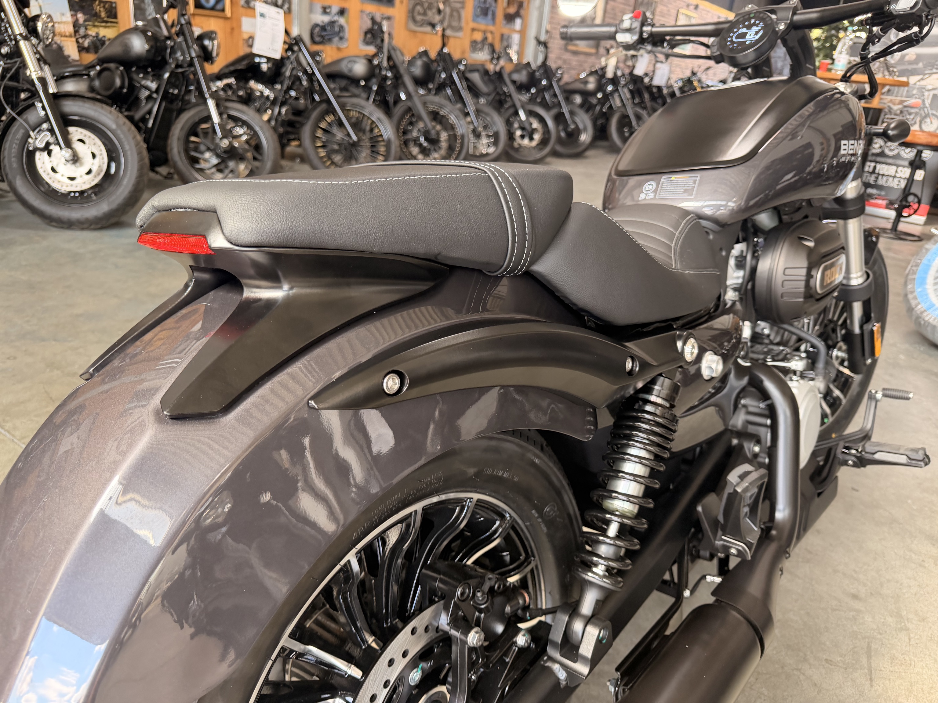 Benda ROCK 125 "SILBER" CUSTOM – CBS, LCD , Riemenantrieb,Wassergekühlt, 2 Zylinder-Doppelauspuff -  Sofort Verfügbar -  ab 3,-EUR / Tag finanzieren 