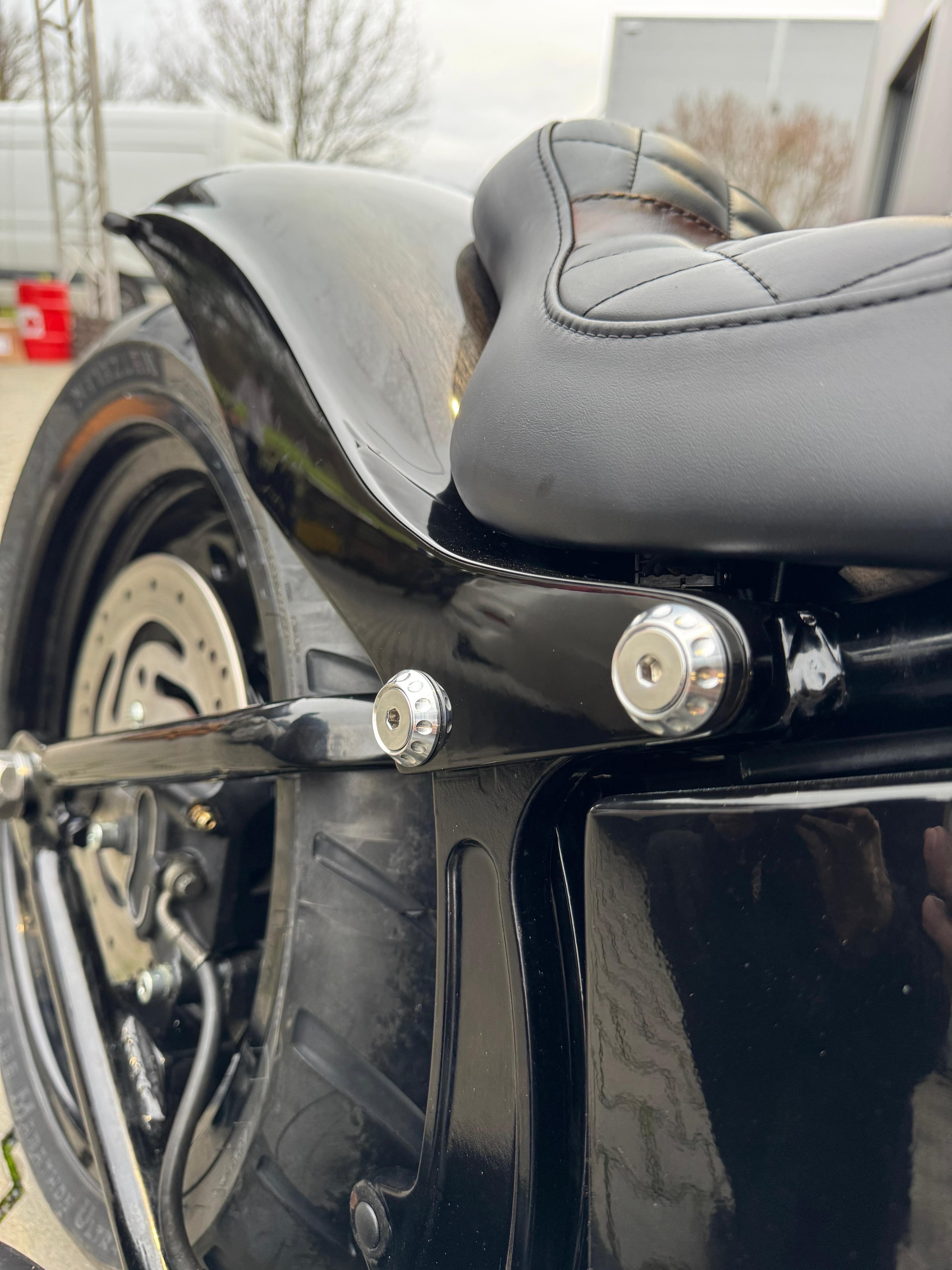 Heckfender-Montagesatz 30 mm 84-24 Softail (inkl. Schrauben/ohne Schrauben) – Rund mit Einfräsungen , Schwarz Eloxiert, Hochglanzpoliert