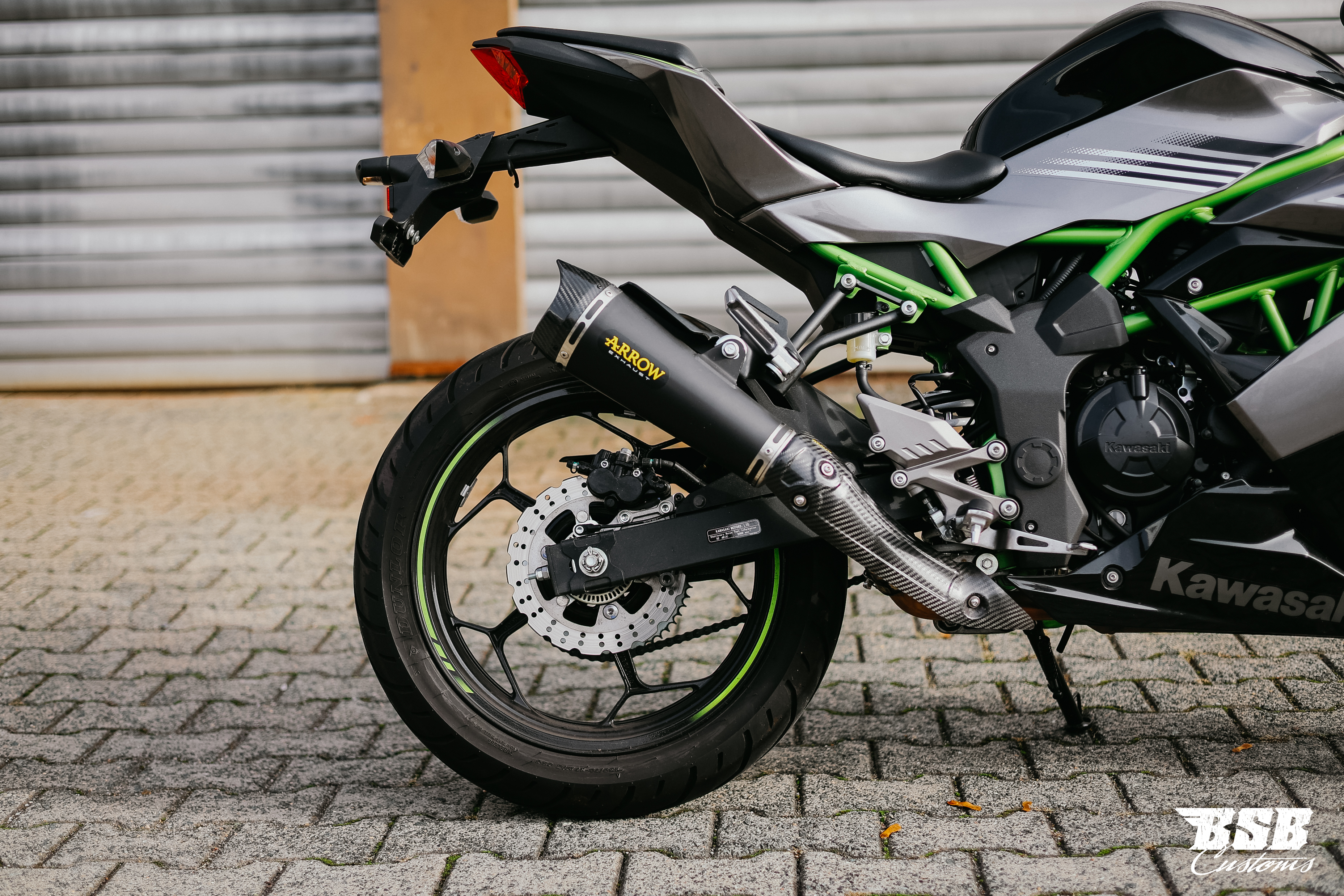 Kawasaki Ninja 125 Performance, EZ 06/2026, nur 2.000 km, Arrow-Auspuff und Garantie bis 2030. Finanzierung bei BSB Customs möglich.