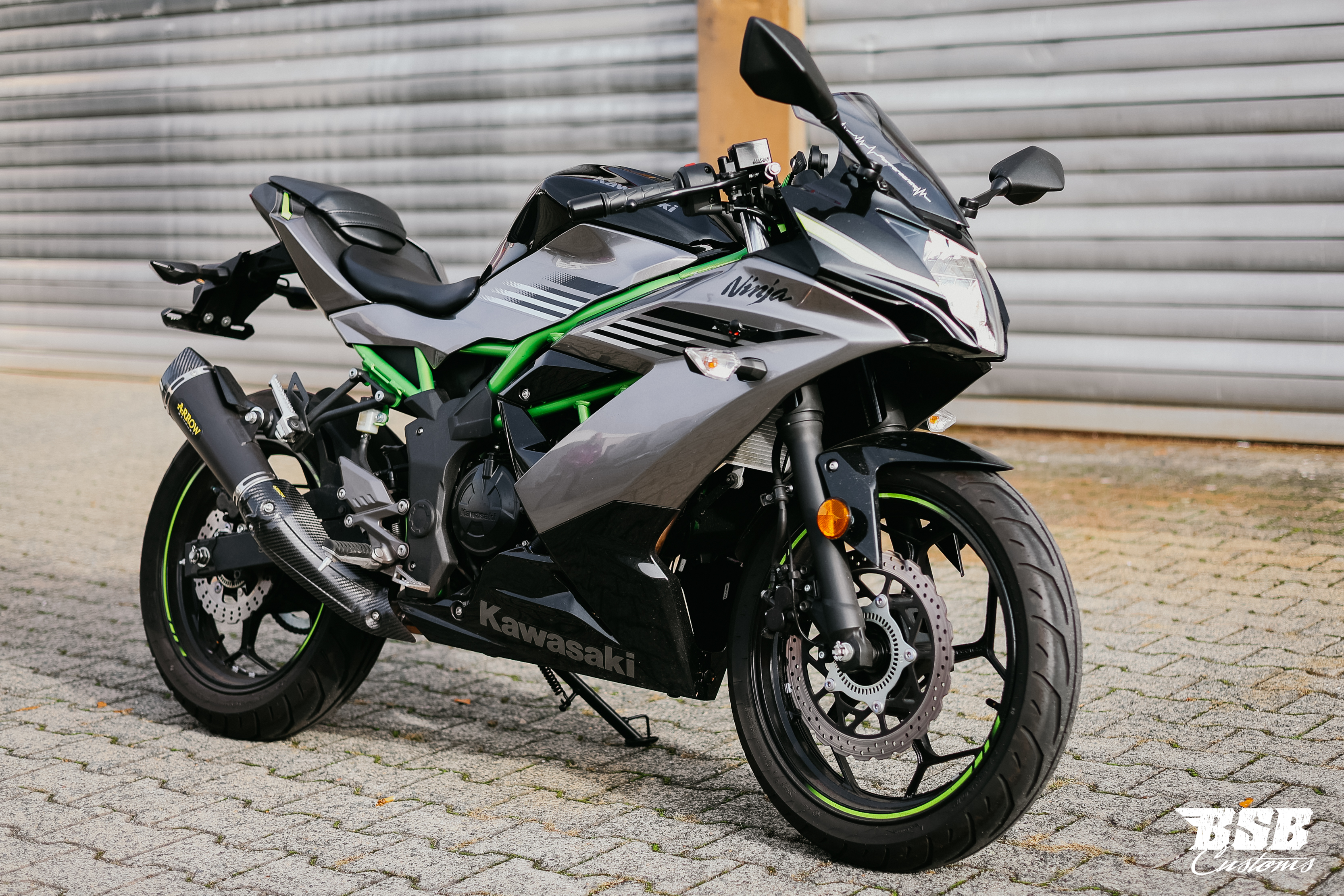 Kawasaki Ninja 125 Performance, EZ 06/2026, nur 2.000 km, Arrow-Auspuff und Garantie bis 2030. Finanzierung bei BSB Customs möglich.