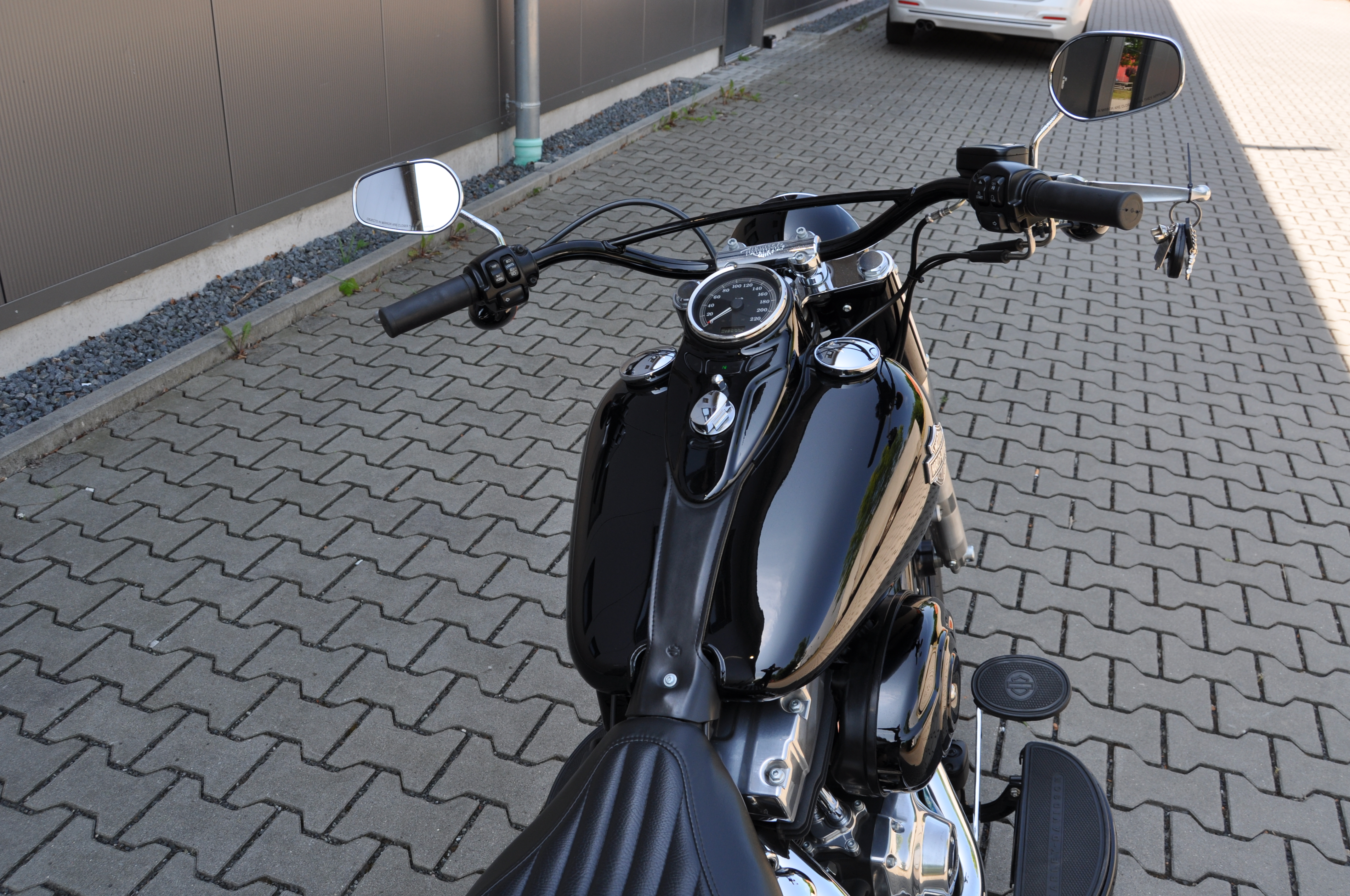 2012  Harley Davidson Softail SLIM  originaler Zustand mit nagelneuen Reifen und Service 