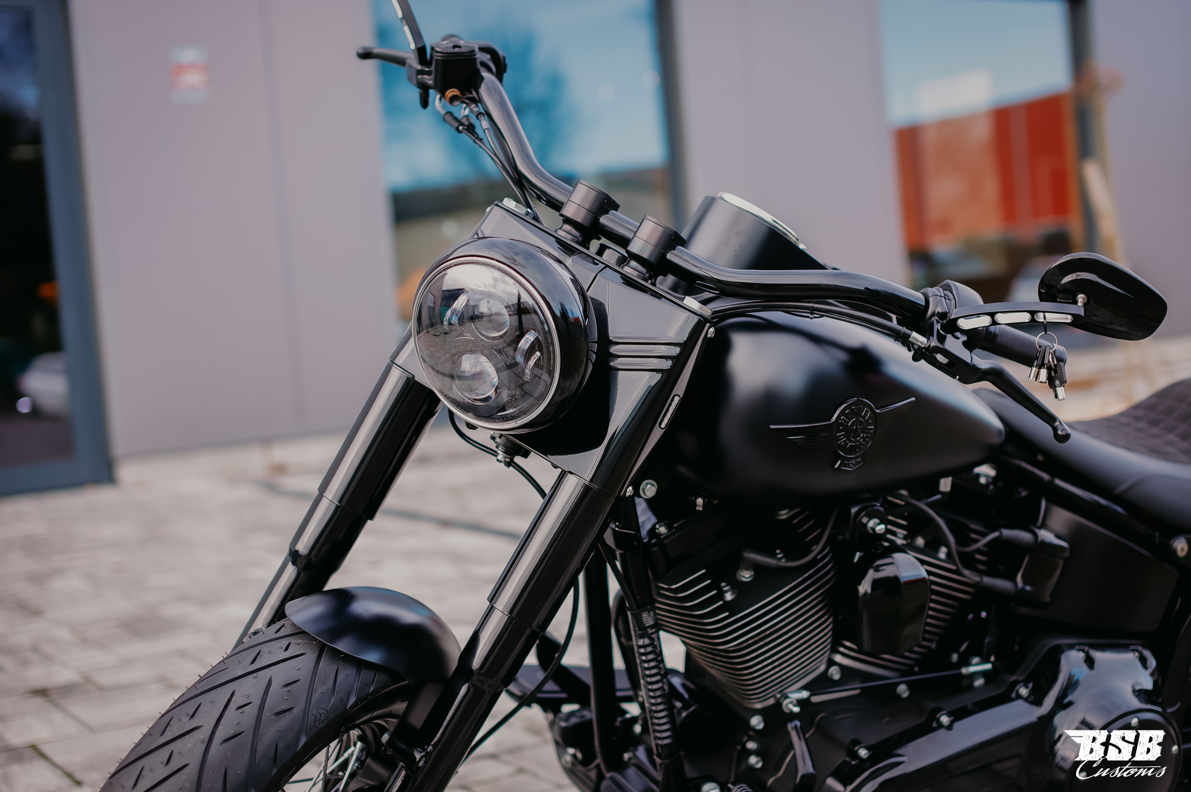 LED Scheinwerfer 7" schwarz mit Standlicht, CE-Zulassung für Harley Softail & Touring Modelle