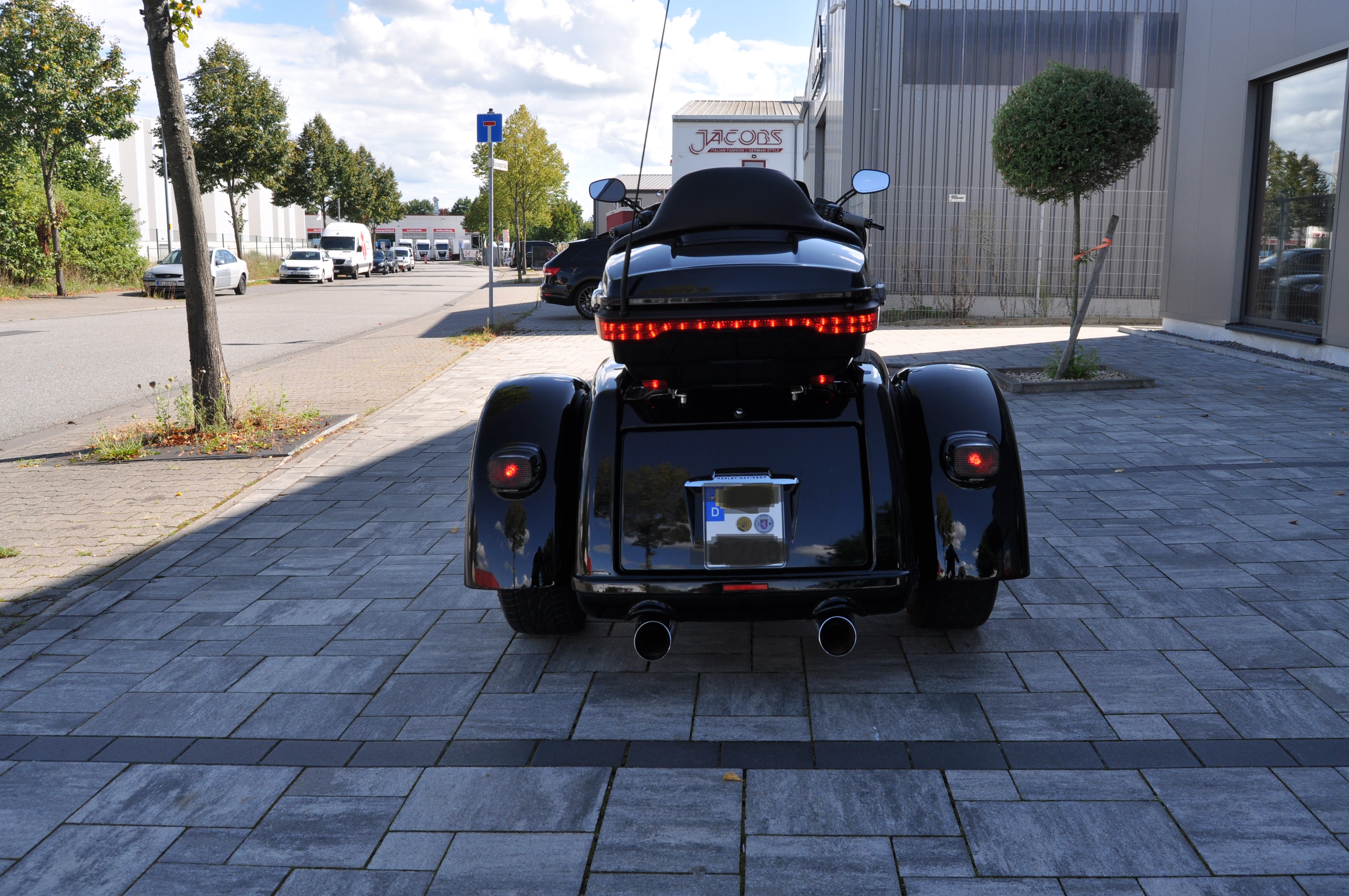 2016 Harley Davidson TRIKE FLHTCUTG Top Zustand erst 12615 km Fanzierung möglich 