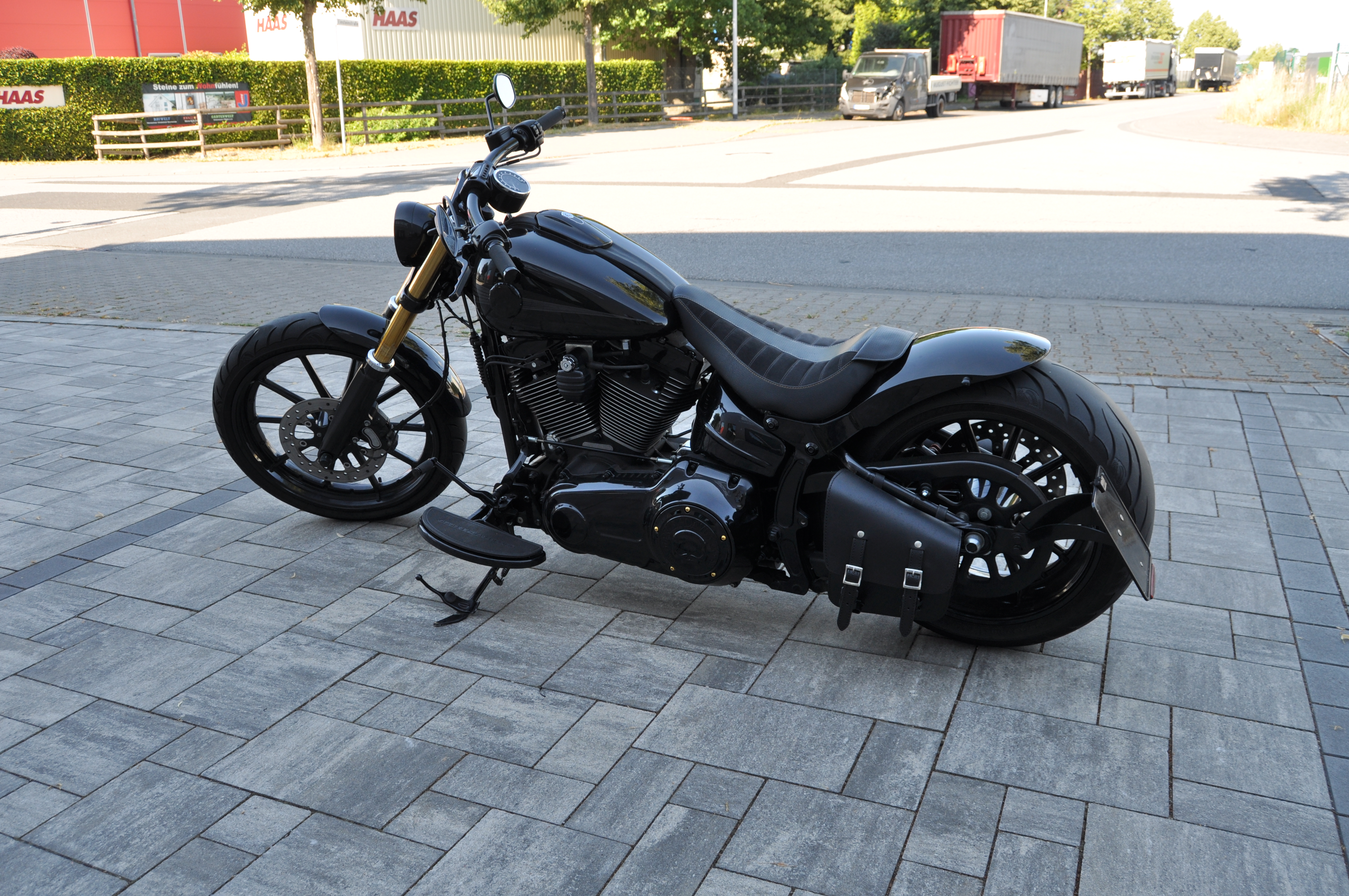 2014 Harley Davidson FXSB BREAKOUT schöner Umbau mit MCJ Anlage und kurzem Fender 