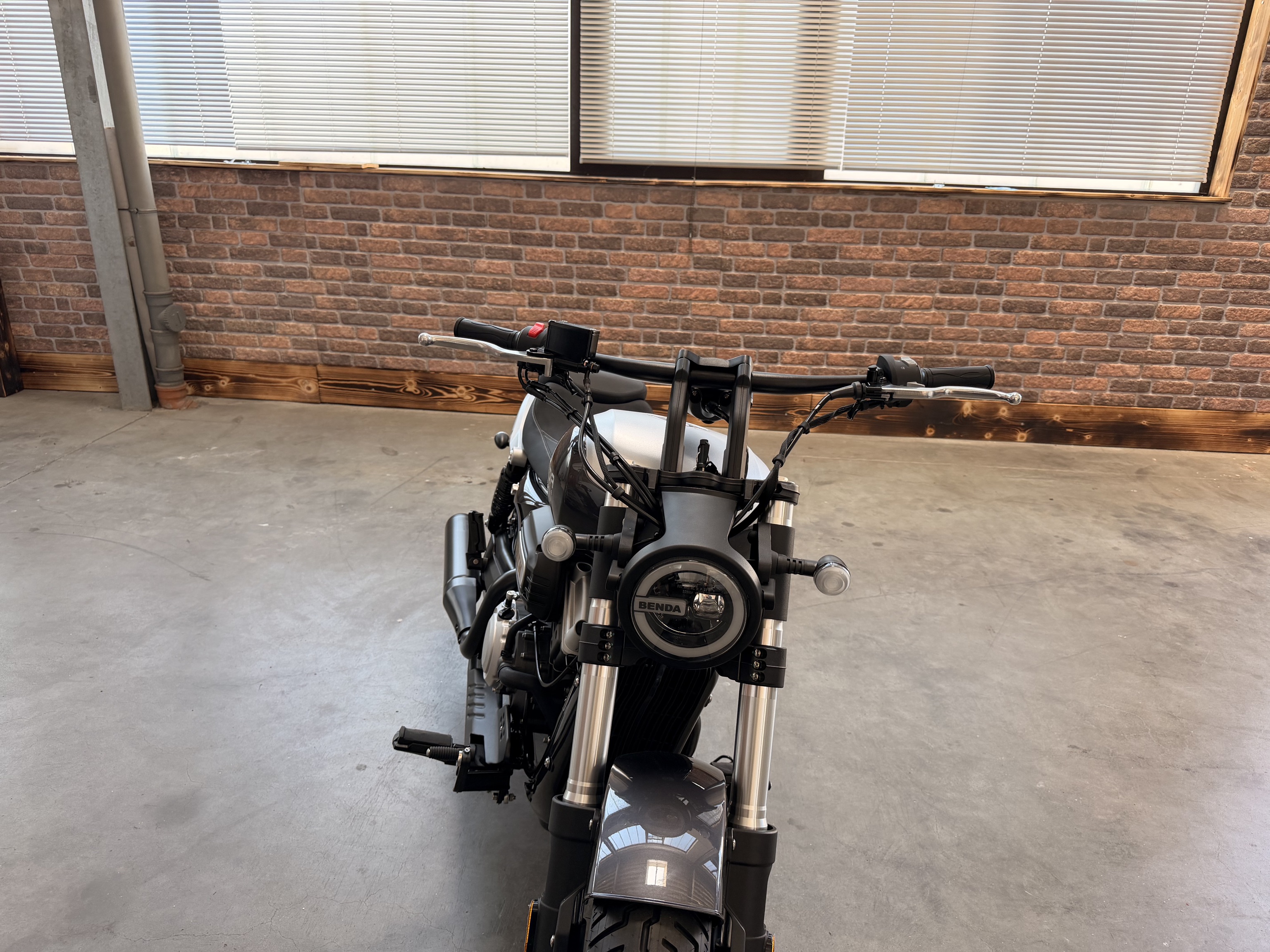 Benda ROCK 125 "SILBER" – CBS, LCD , Riemenantrieb,Wassergekühlt, 2 Zylinder-Doppelauspuff -  Sofort Verfügbar -  ab 3,-EUR / Tag finanzieren 
