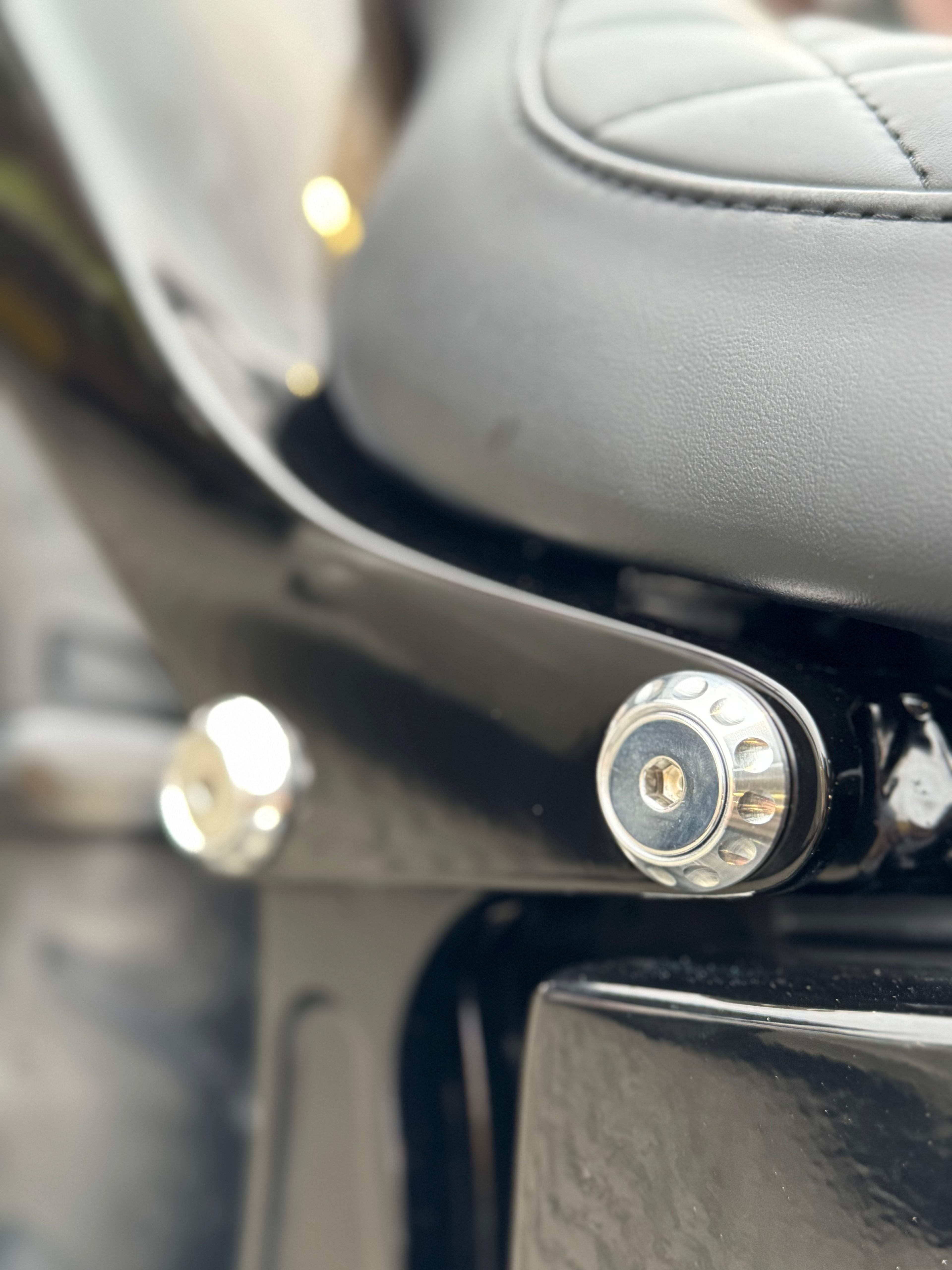 Heckfender-Montagesatz 30 mm 84-24 Softail (inkl. Schrauben/ohne Schrauben) – Rund mit Einfräsungen , Schwarz Eloxiert, Hochglanzpoliert