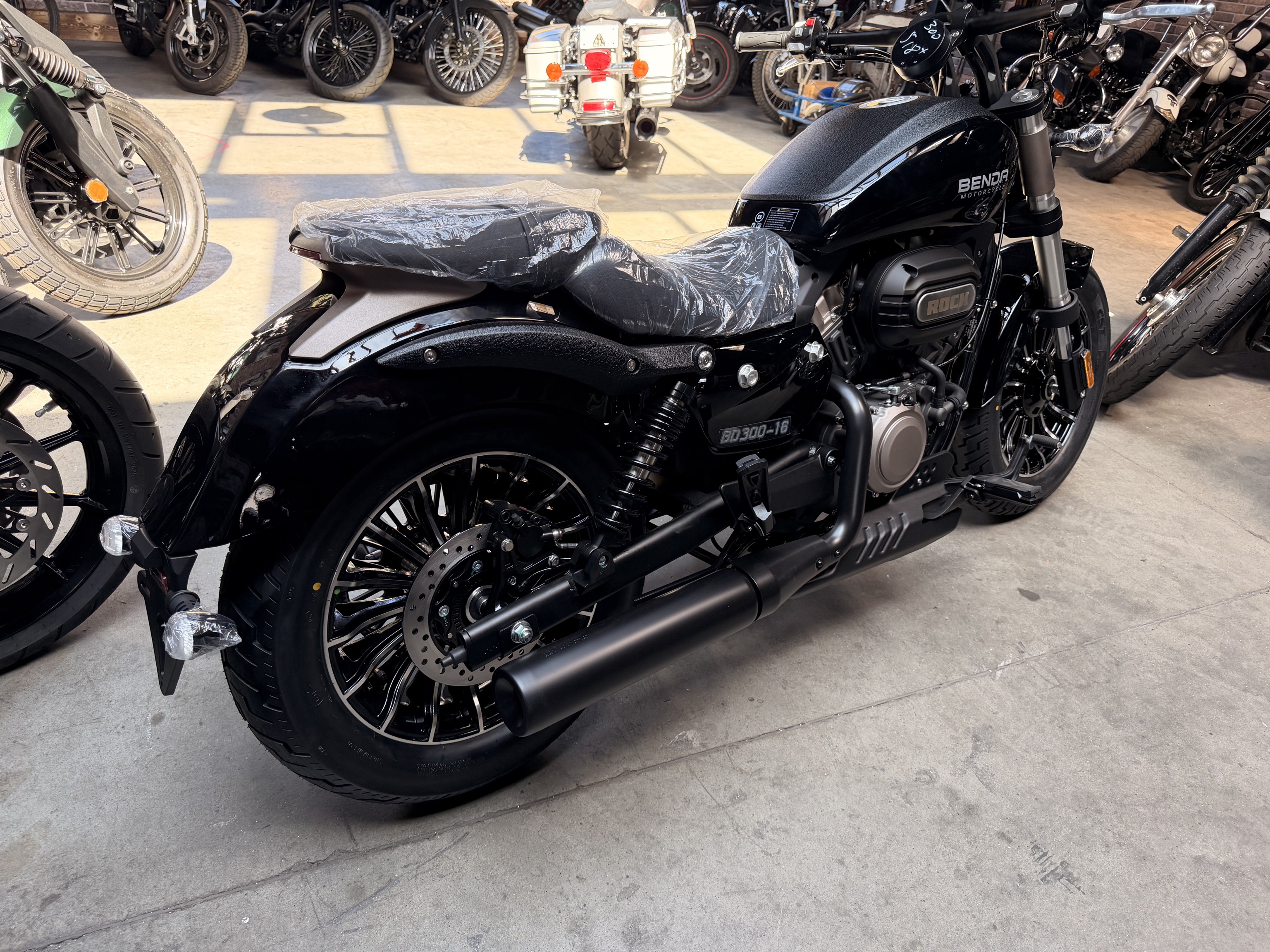 Benda ROCK 300 "BLACK" – ABS, LCD , Riemenantrieb,Wassergekühlt, 2 Zylinder-Doppelauspuff -  Sofort Verfügbar -  ab 4,-EUR / Tag finanzieren  