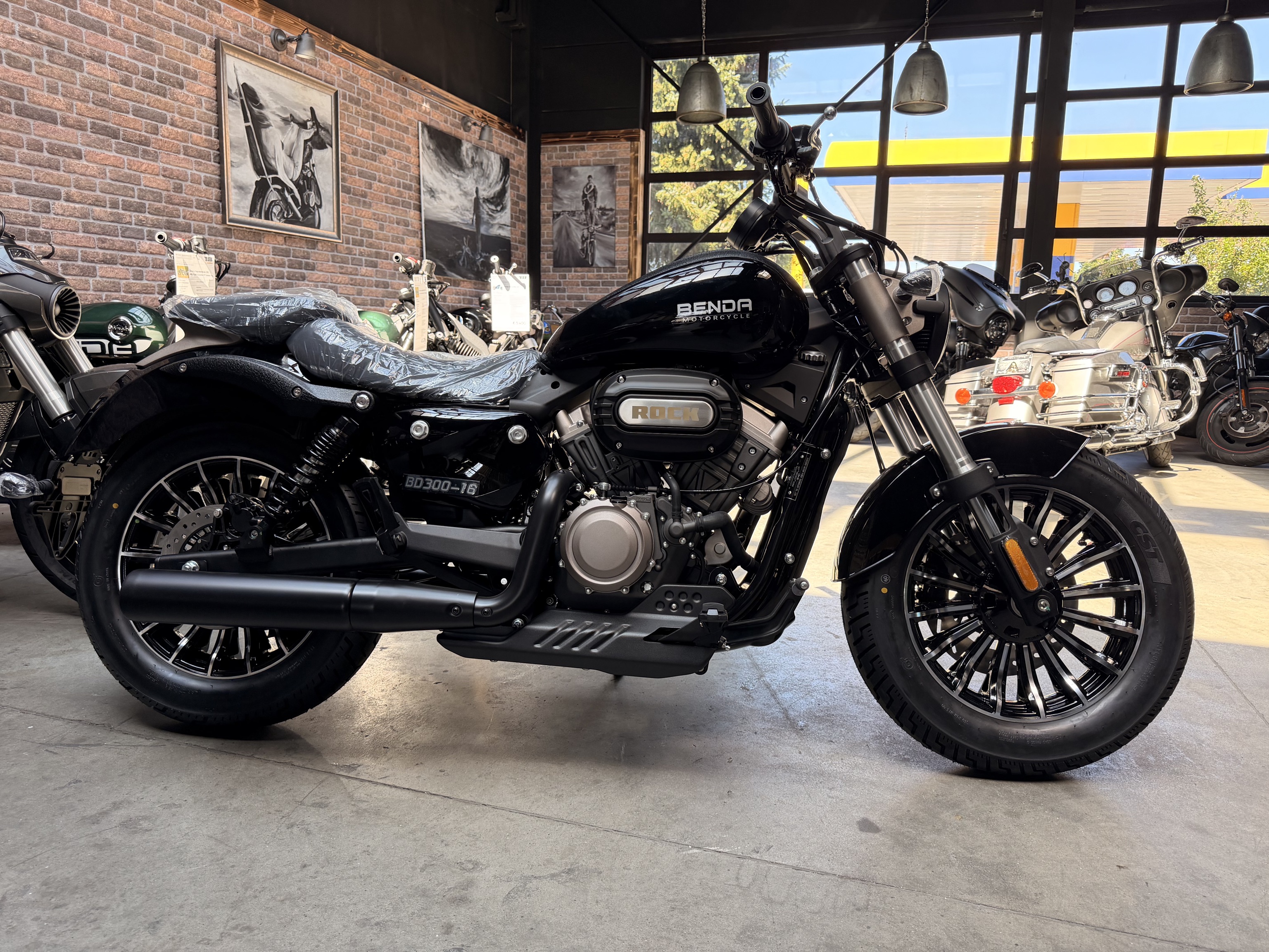 Benda ROCK 300 "BLACK" – ABS, LCD , Riemenantrieb,Wassergekühlt, 2 Zylinder-Doppelauspuff -  Sofort Verfügbar -  ab 4,-EUR / Tag finanzieren  