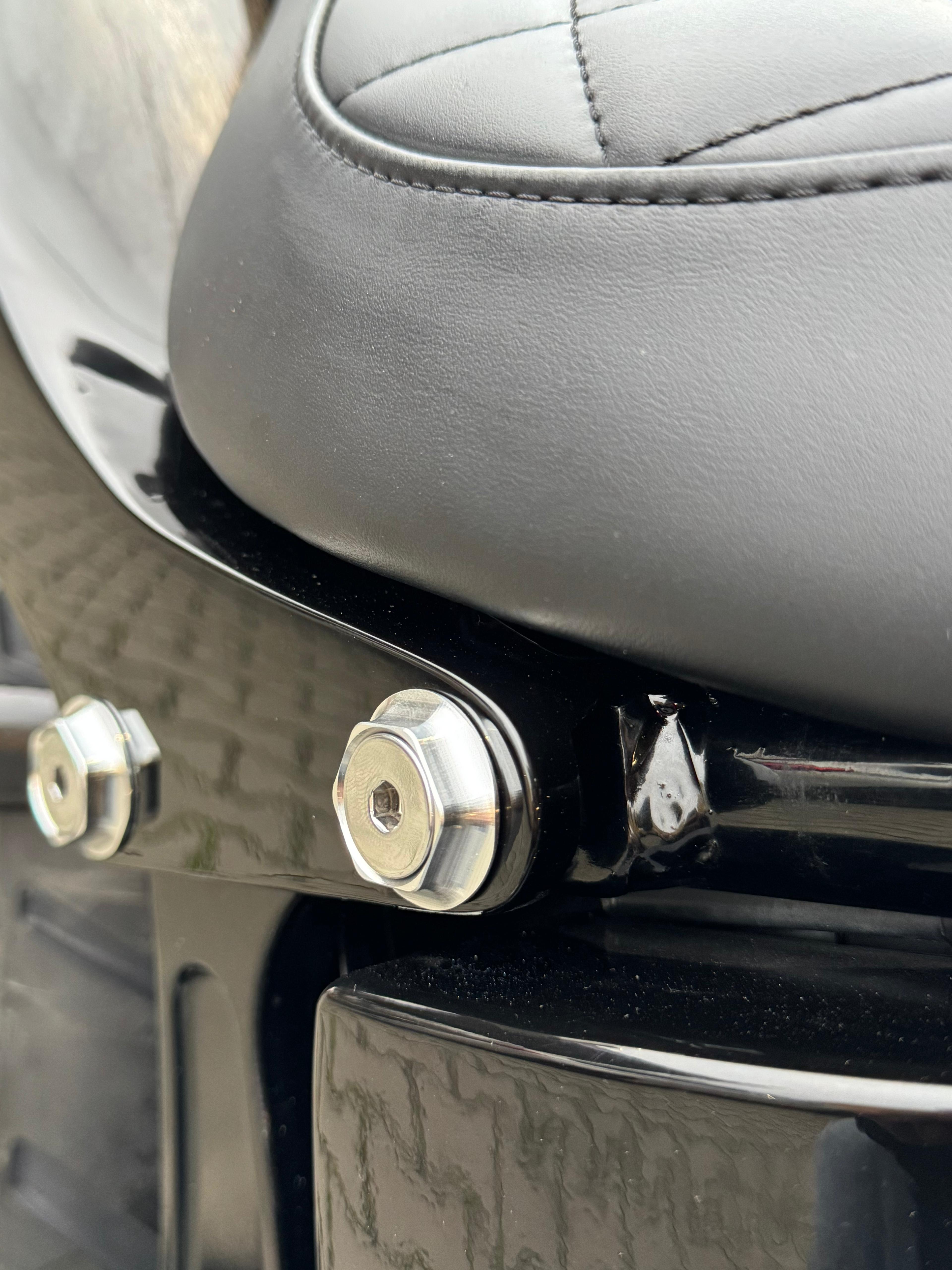 Heckfender-Montagesatz 30 mm 84-24 Softail (inkl. Schrauben/ohne Schrauben) – Sechskantig Spitz, Schwarz Eloxiert, Hochglanzpoliert