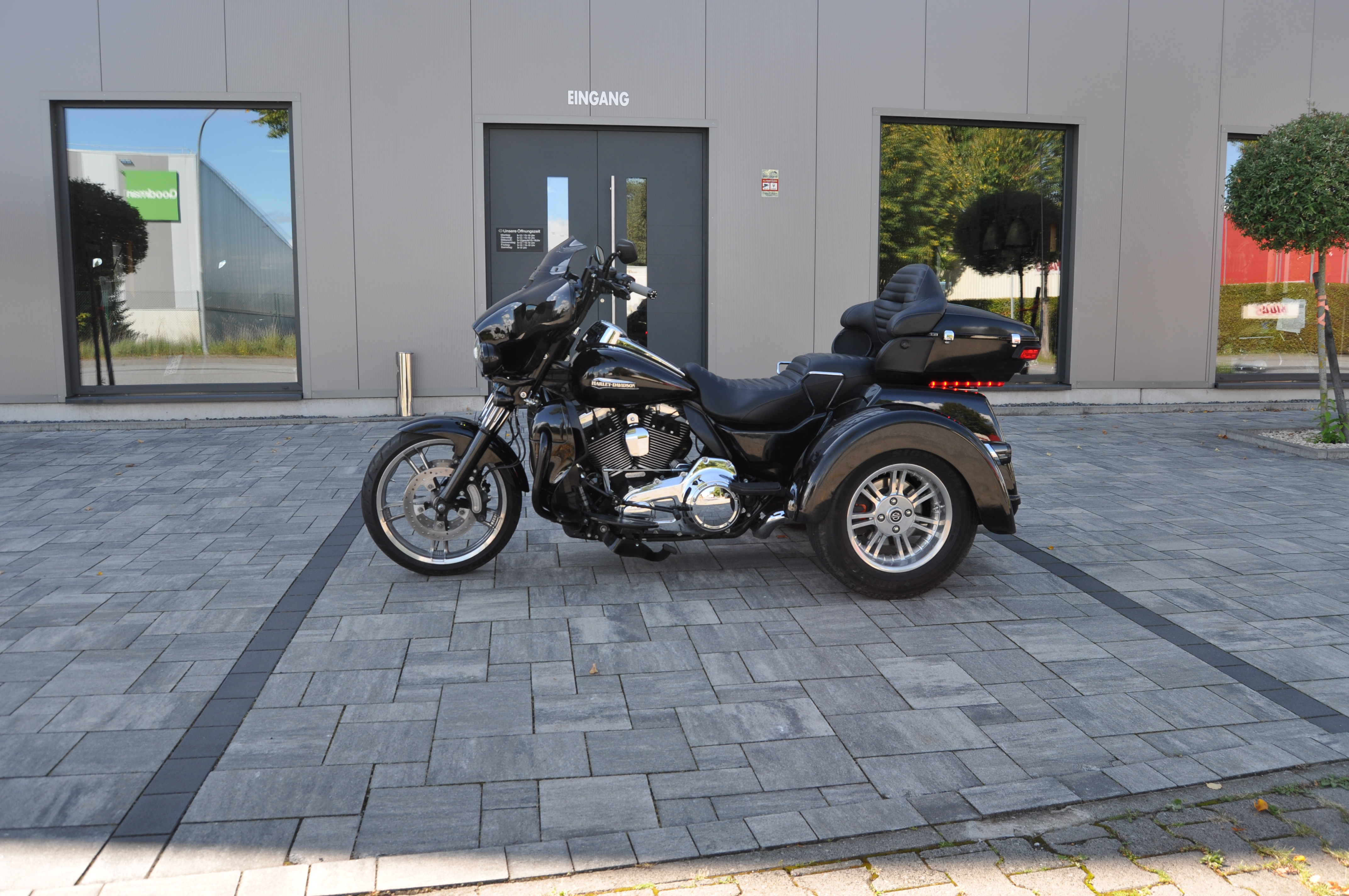 2016 Harley Davidson TRIKE FLHTCUTG Top Zustand erst 12615 km Fanzierung möglich 