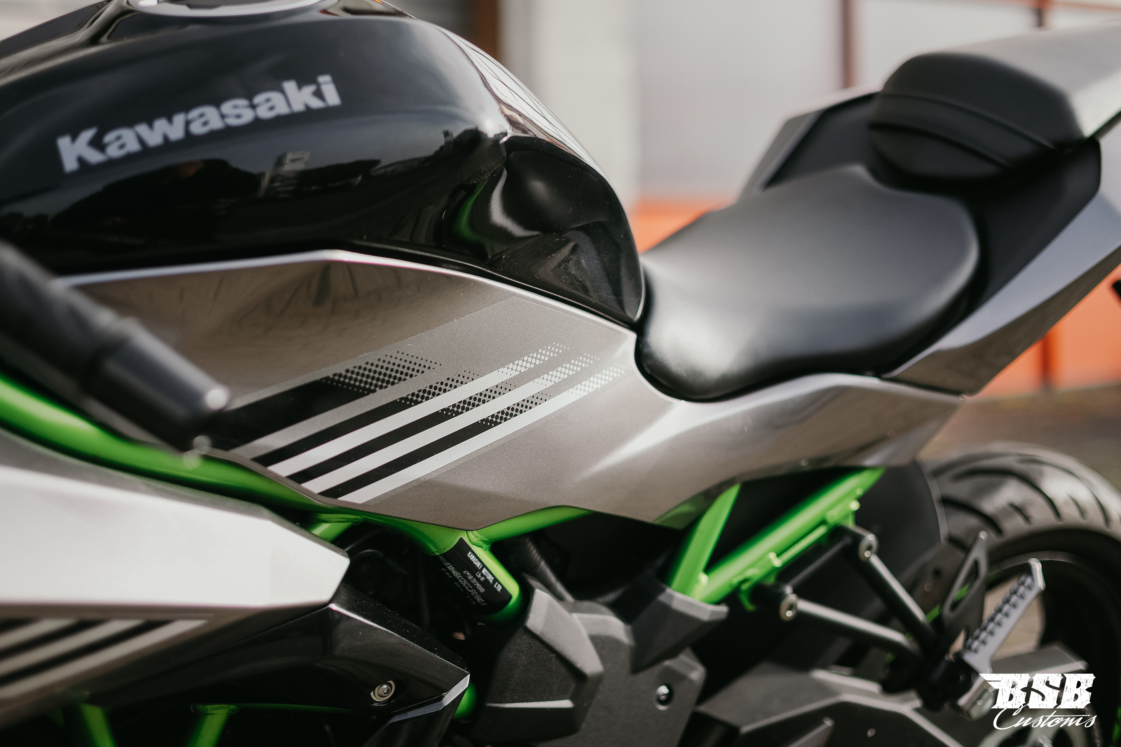 Kawasaki Ninja 125 Performance, EZ 06/2026, nur 2.000 km, Arrow-Auspuff und Garantie bis 2030. Finanzierung bei BSB Customs möglich.