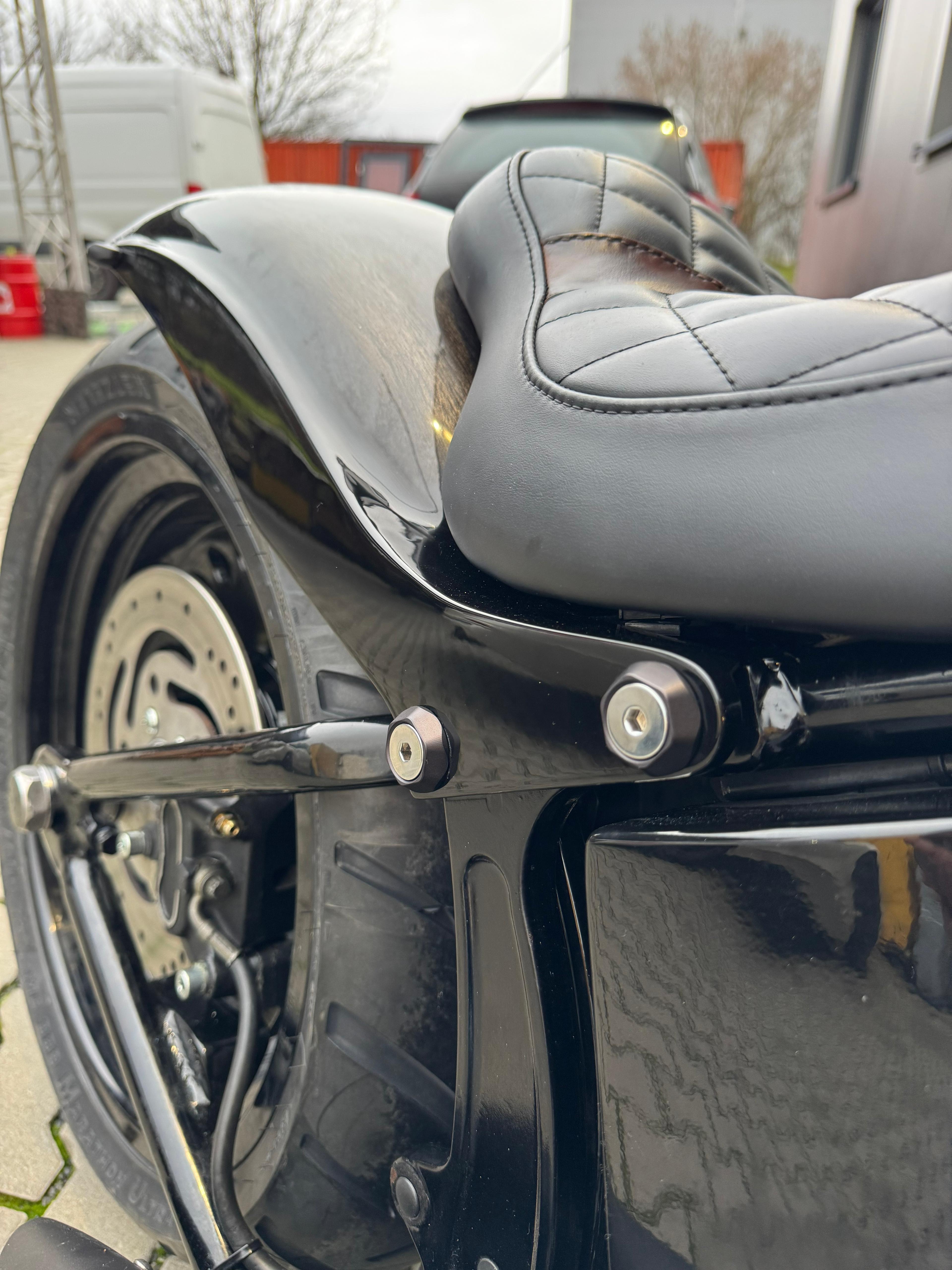 Heckfender-Montagesatz 30 mm 84-24 Softail (inkl. Schrauben/ohne Schrauben) – Sechskantig, Schwarz Eloxiert, Hochglanzpoliert