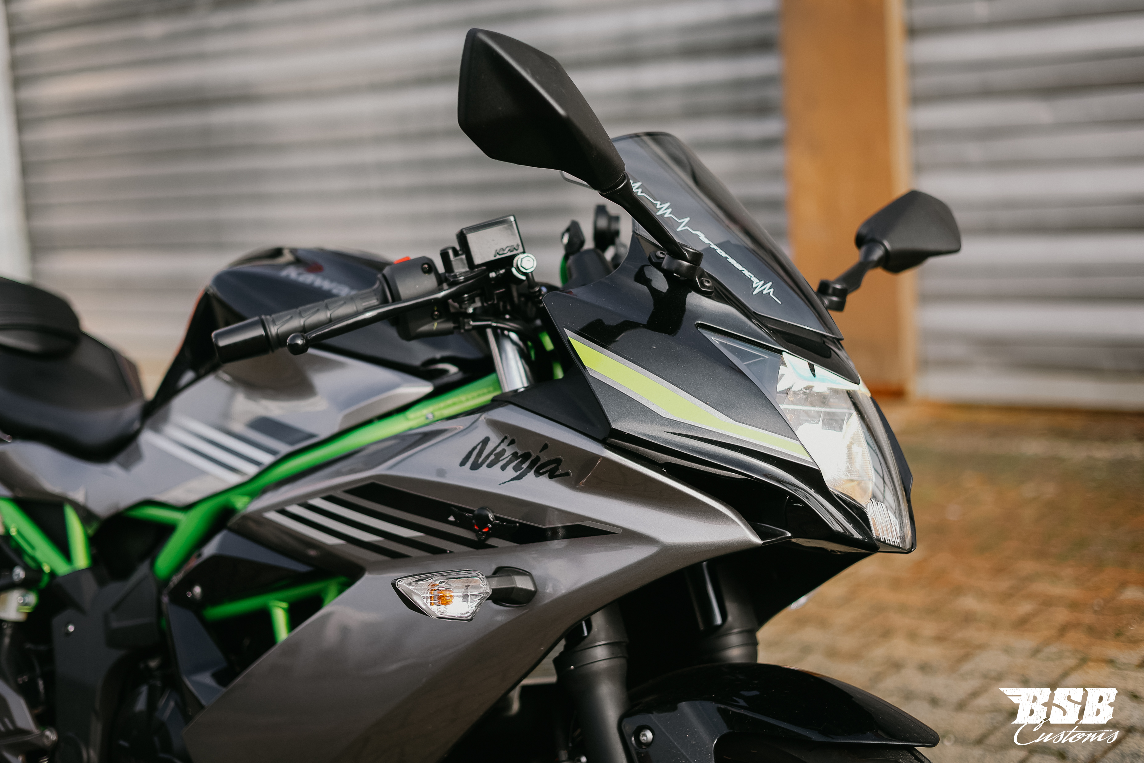 Kawasaki Ninja 125 Performance, EZ 06/2026, nur 2.000 km, Arrow-Auspuff und Garantie bis 2030. Finanzierung bei BSB Customs möglich.