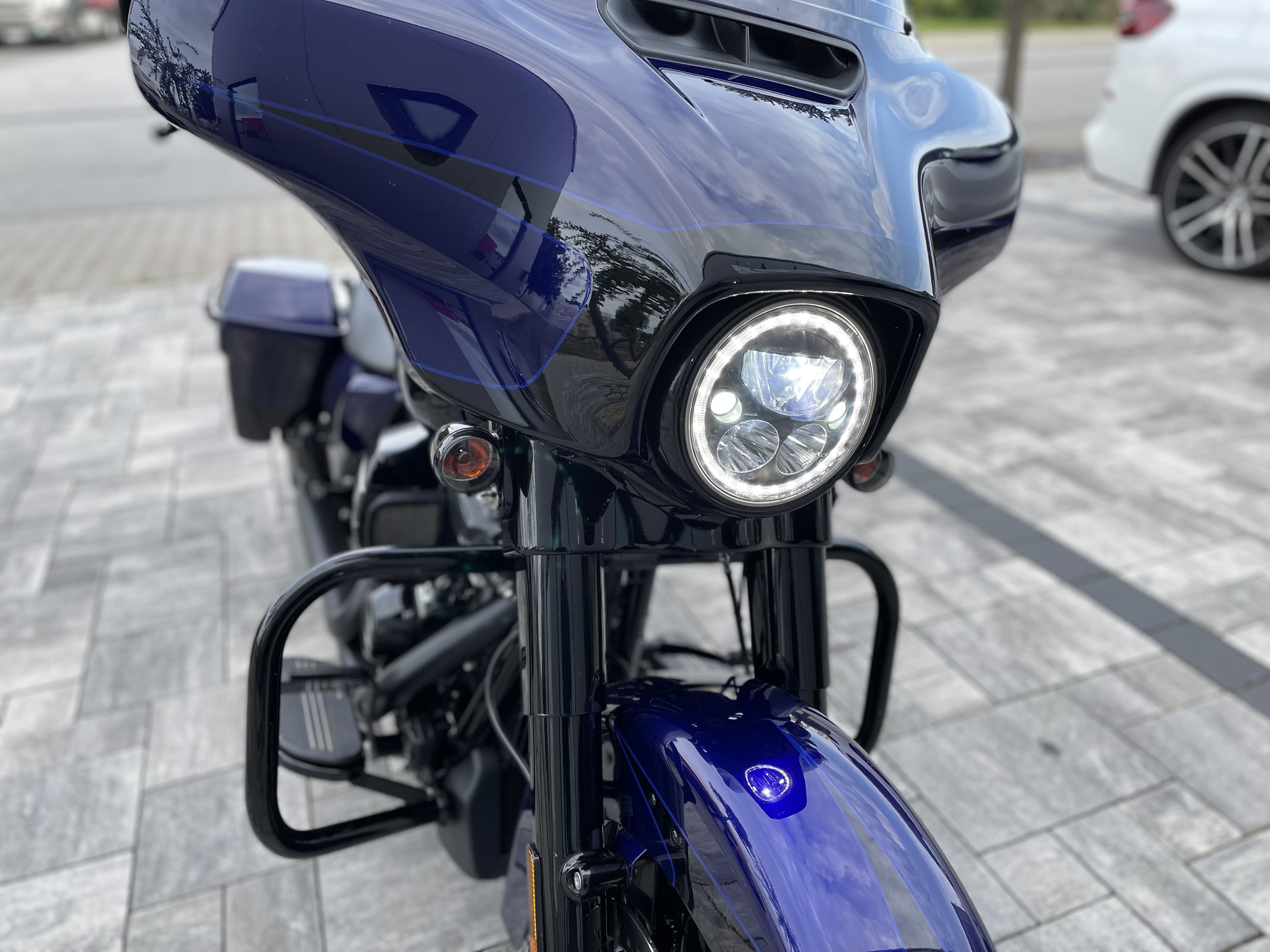 LED Scheinwerfer 7" schwarz mit Standlicht, CE-Zulassung für Touring & Softail Modelle bis 2023