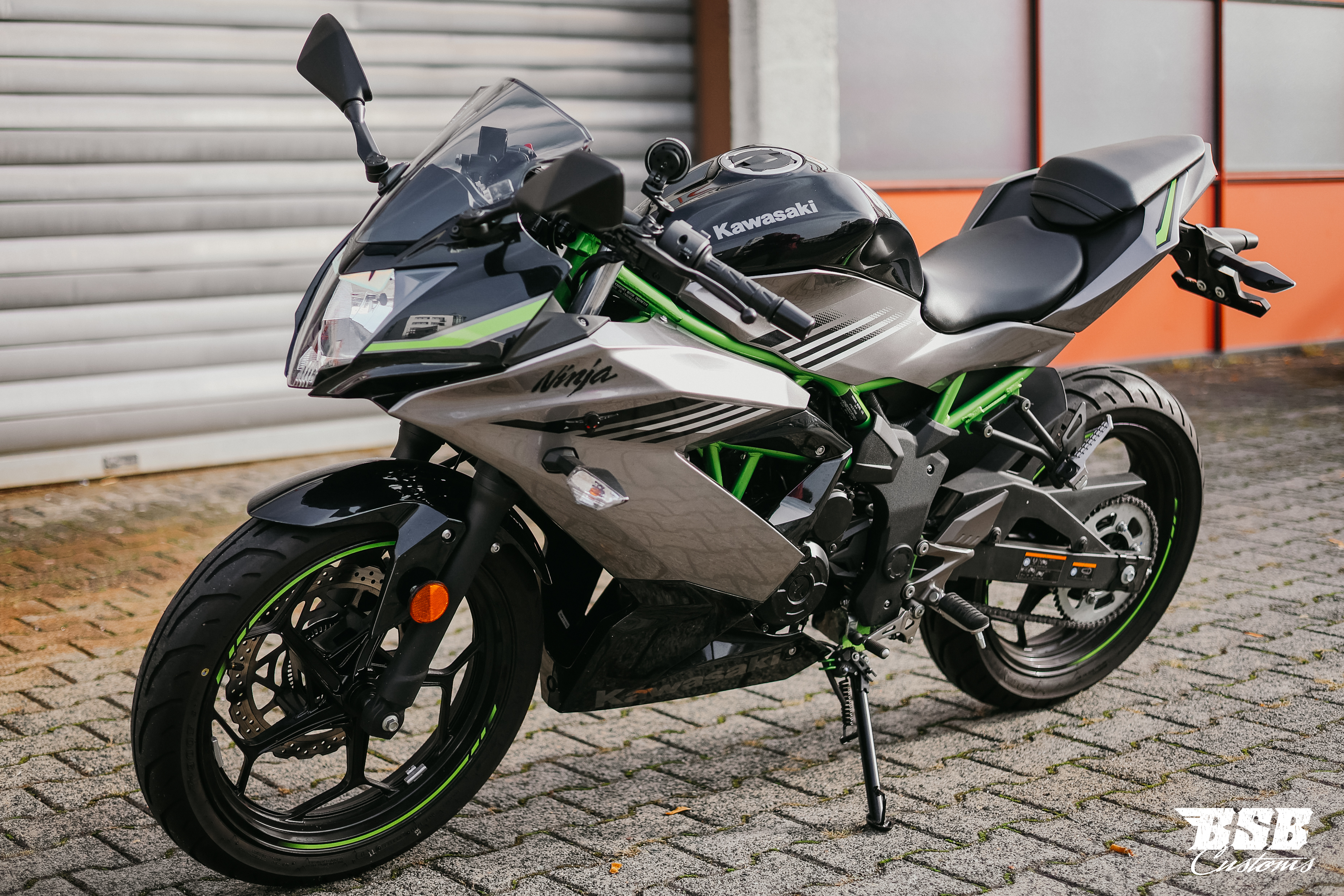 Kawasaki Ninja 125 Performance, EZ 06/2026, nur 2.000 km, Arrow-Auspuff und Garantie bis 2030. Finanzierung bei BSB Customs möglich.