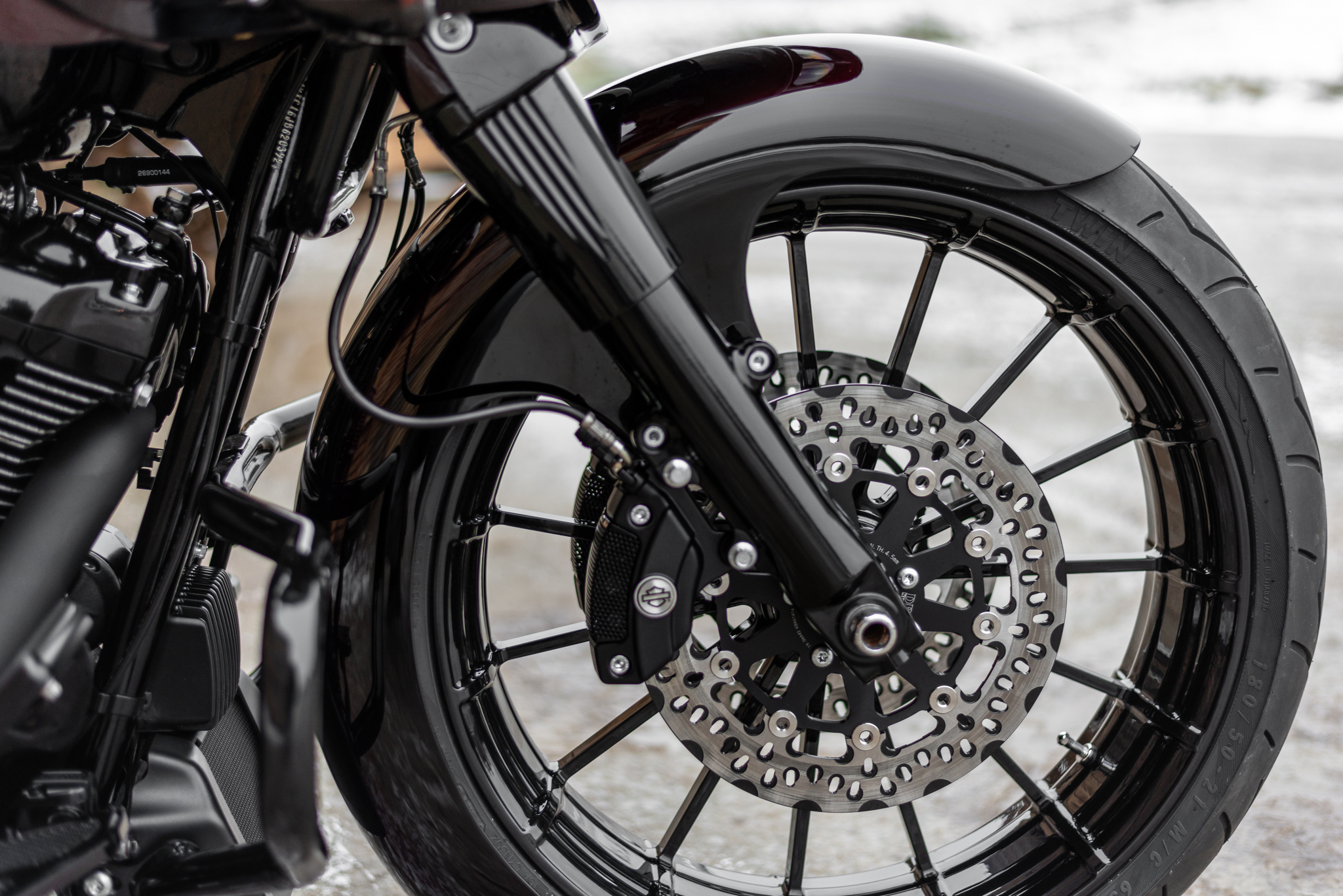 HARLEY-DAVIDSON „WRAPPER“ FRONTFENDER FÜR 21 X 5,5 ZOLL FAT WHEELS MIT STOCK LEGS 2014–2022