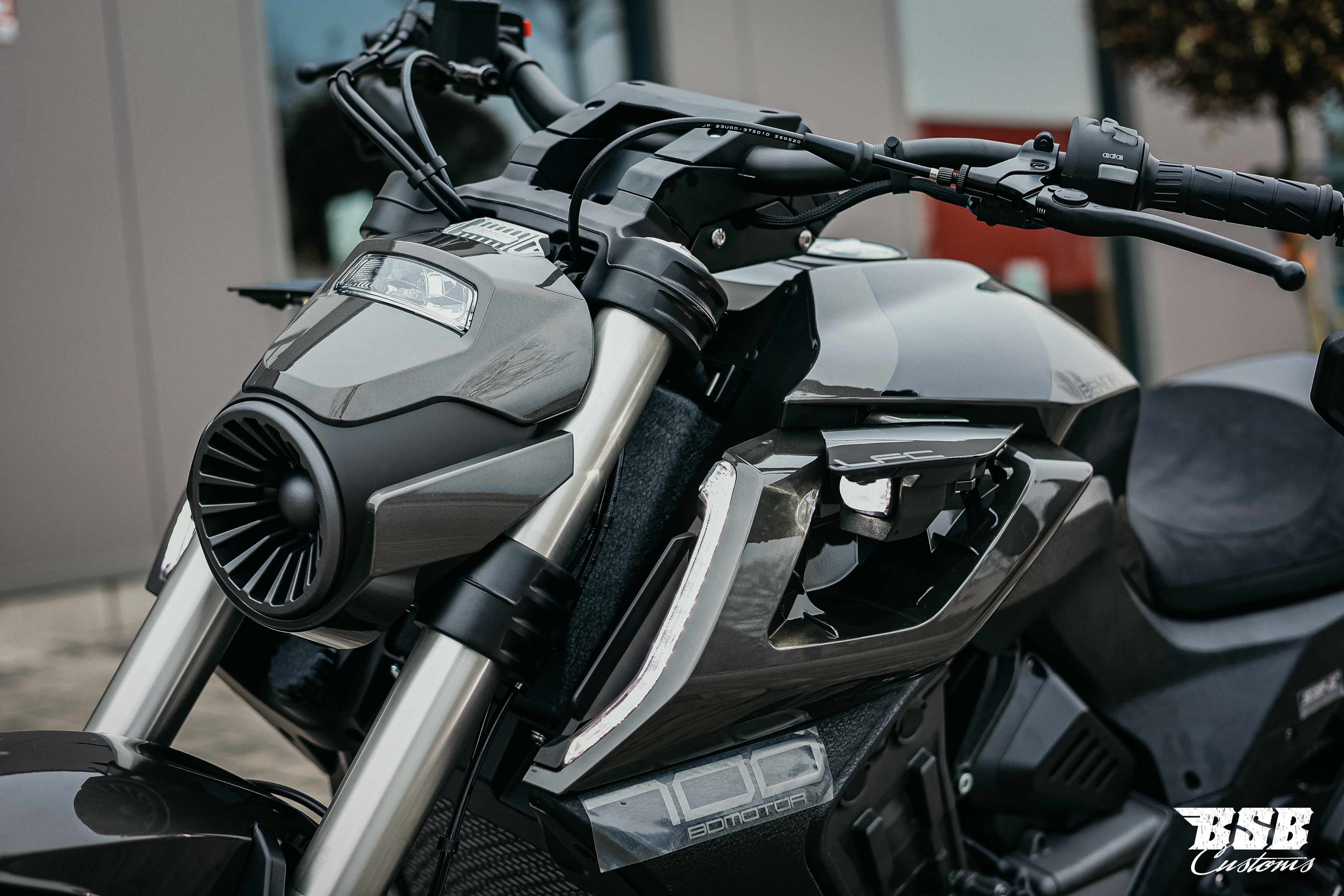 Benda LFC 700 Pro– Airride -300-er Hi-Reifen, ABS / TFT/ Anti-Hopping Kupplung modifiziert by BSB Customs NEUFAHRZEUG!!! 