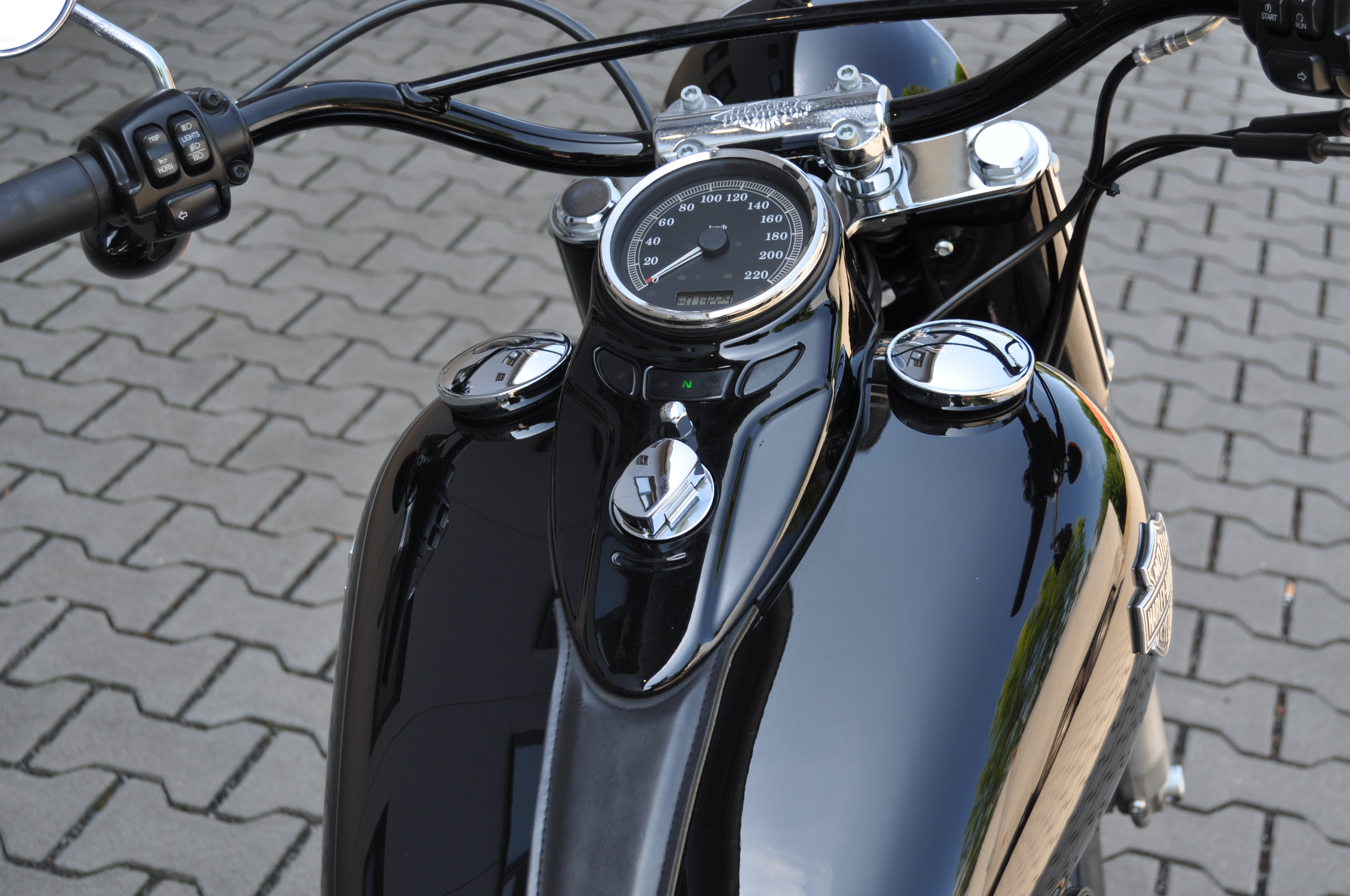 2012  Harley Davidson Softail SLIM  originaler Zustand mit nagelneuen Reifen und Service 