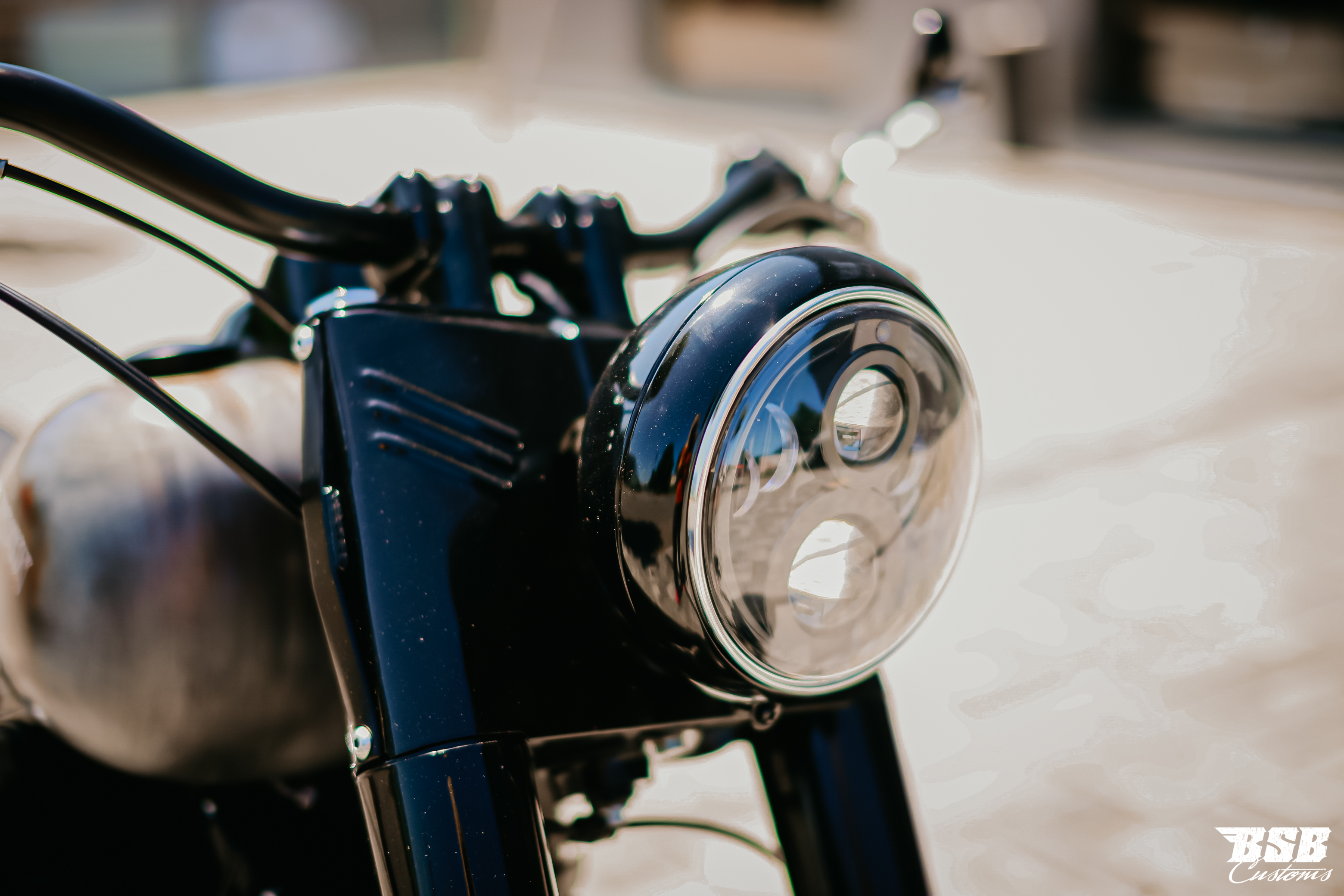 LED Scheinwerfer 7" schwarz mit Standlicht, CE-Zulassung für Harley Softail & Touring Modelle