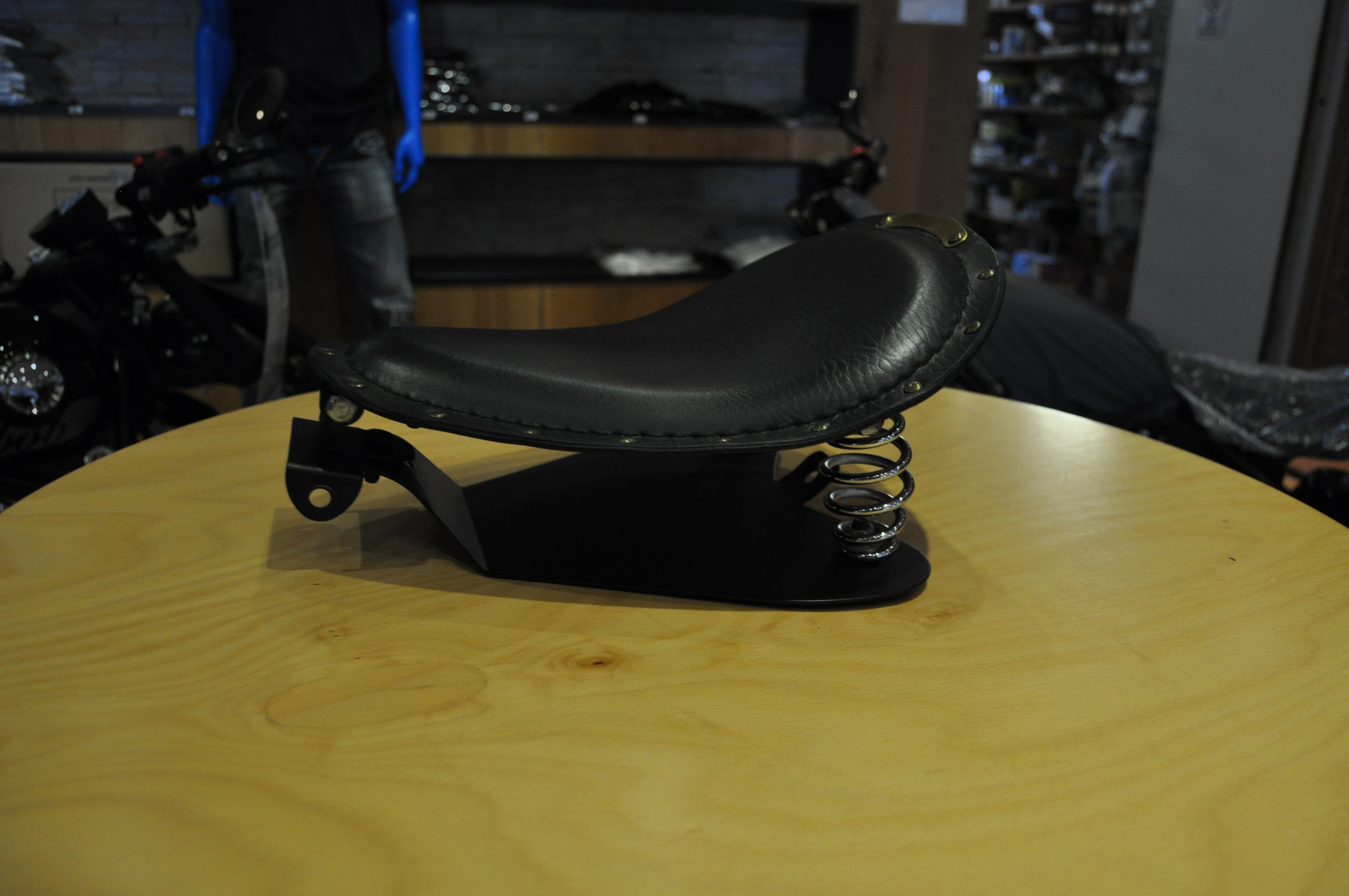 Harley-Davidson® Bobber Solo Seat aus Kunstleder mit Federung – universell passend – klassischer Look