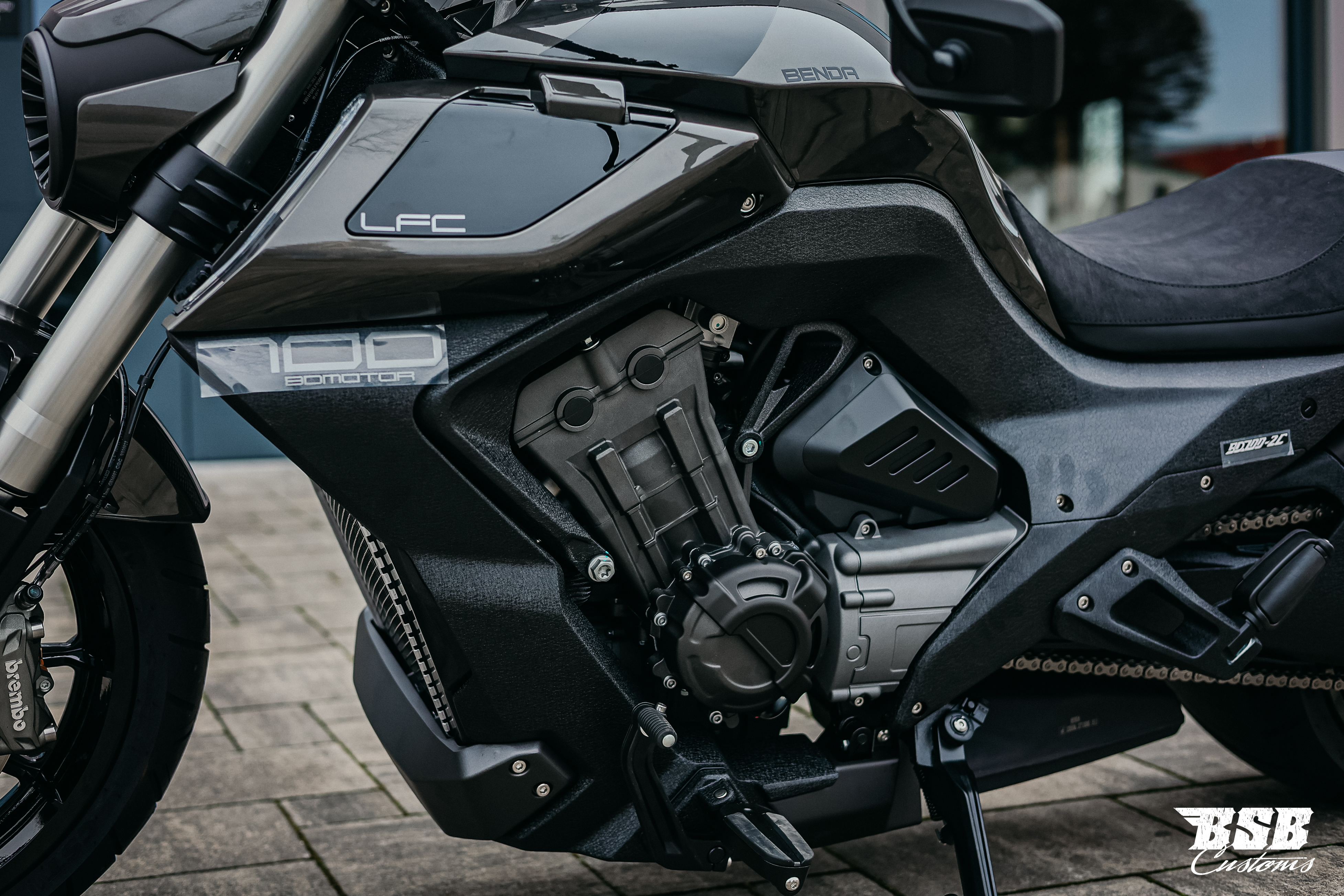 Benda LFC 700 Pro– Airride -300-er Hi-Reifen, ABS / TFT/ Anti-Hopping Kupplung modifiziert by BSB Customs NEUFAHRZEUG!!! 