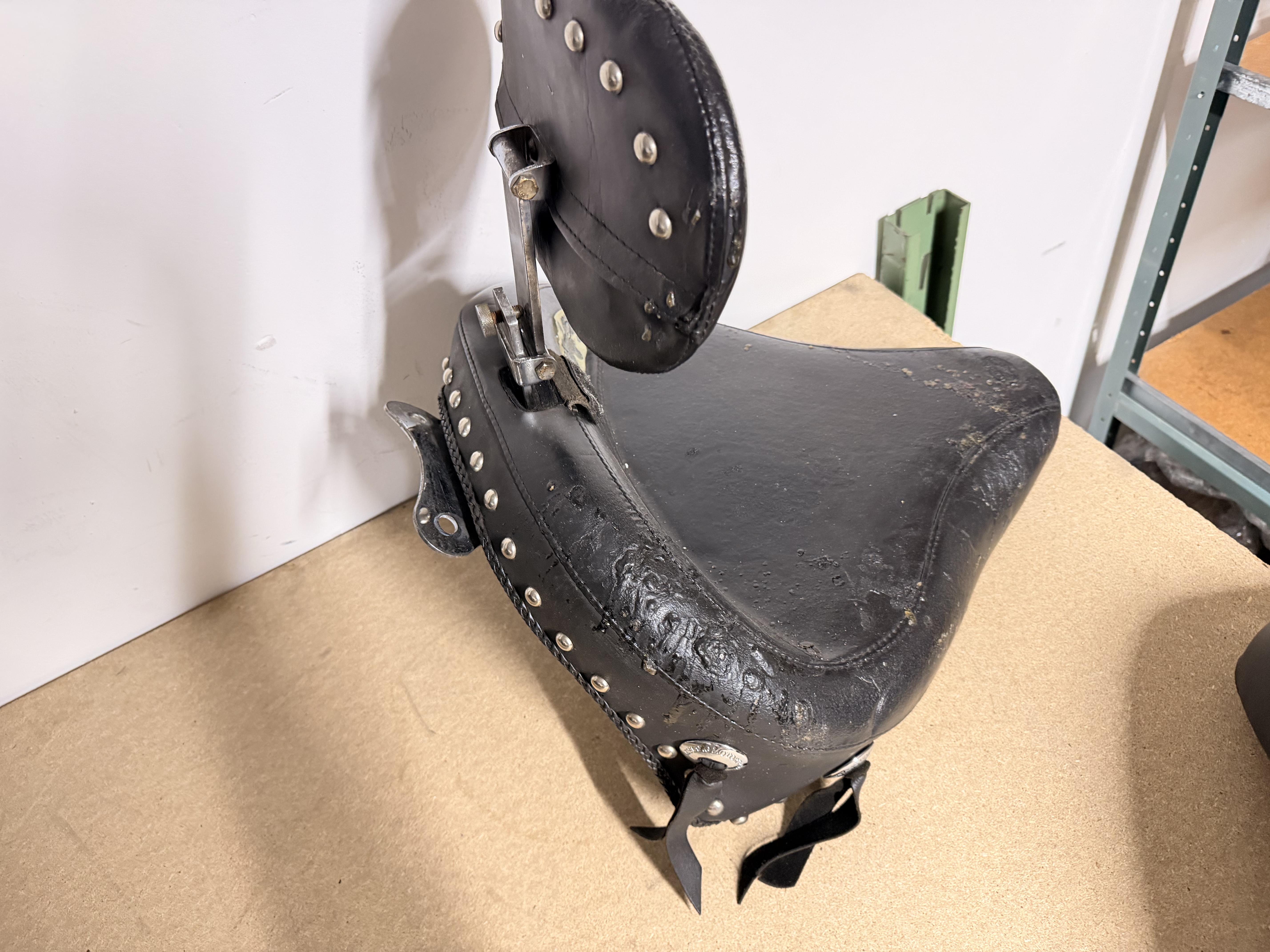 Mustang Wide Touring Solo Sitz 79485 mit Rückenlehne – Harley-Davidson Softail, gebraucht