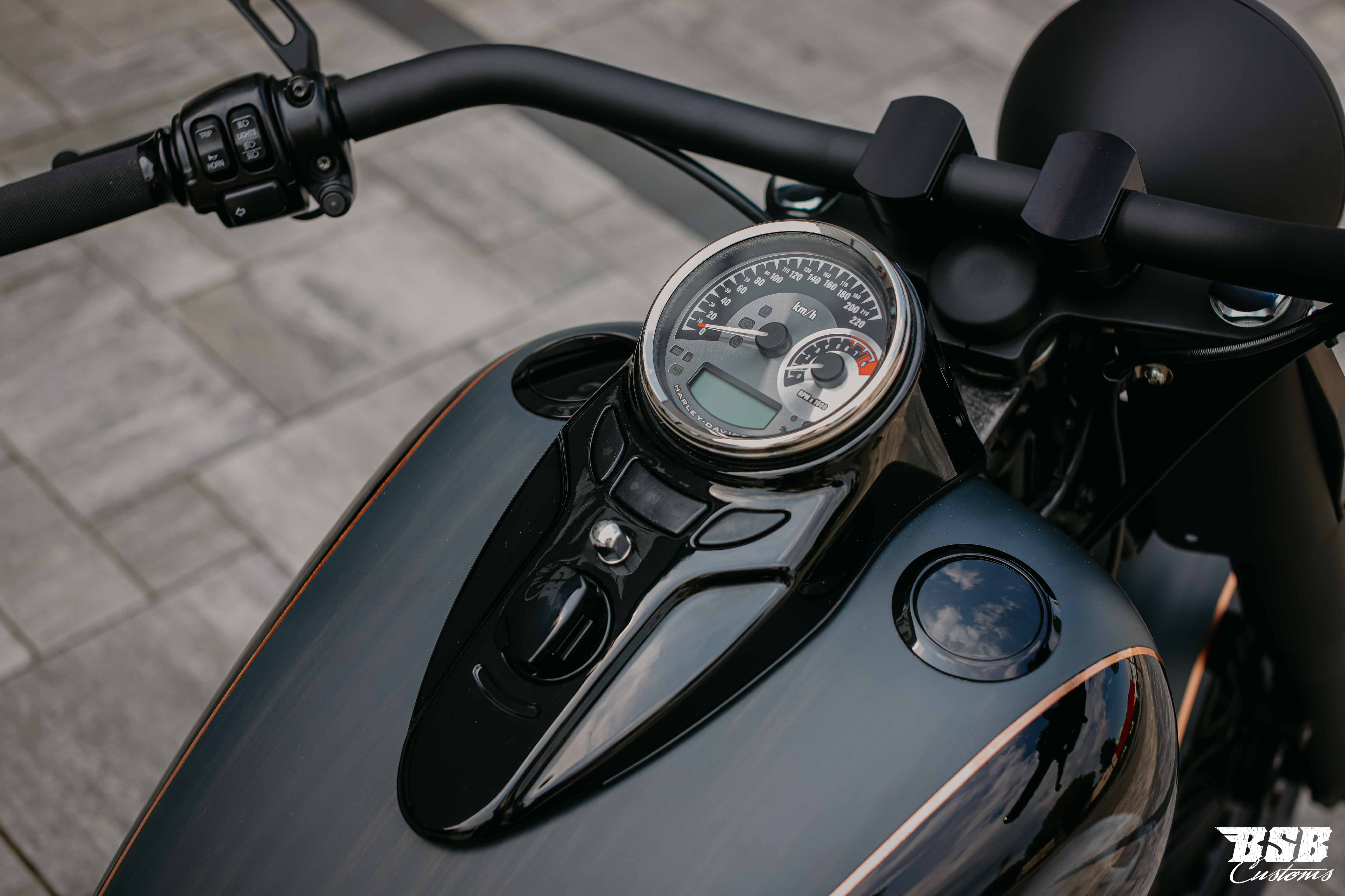 Bündiger Tankdeckel & Tankanzeige schwarz für Harley Softail Modelle