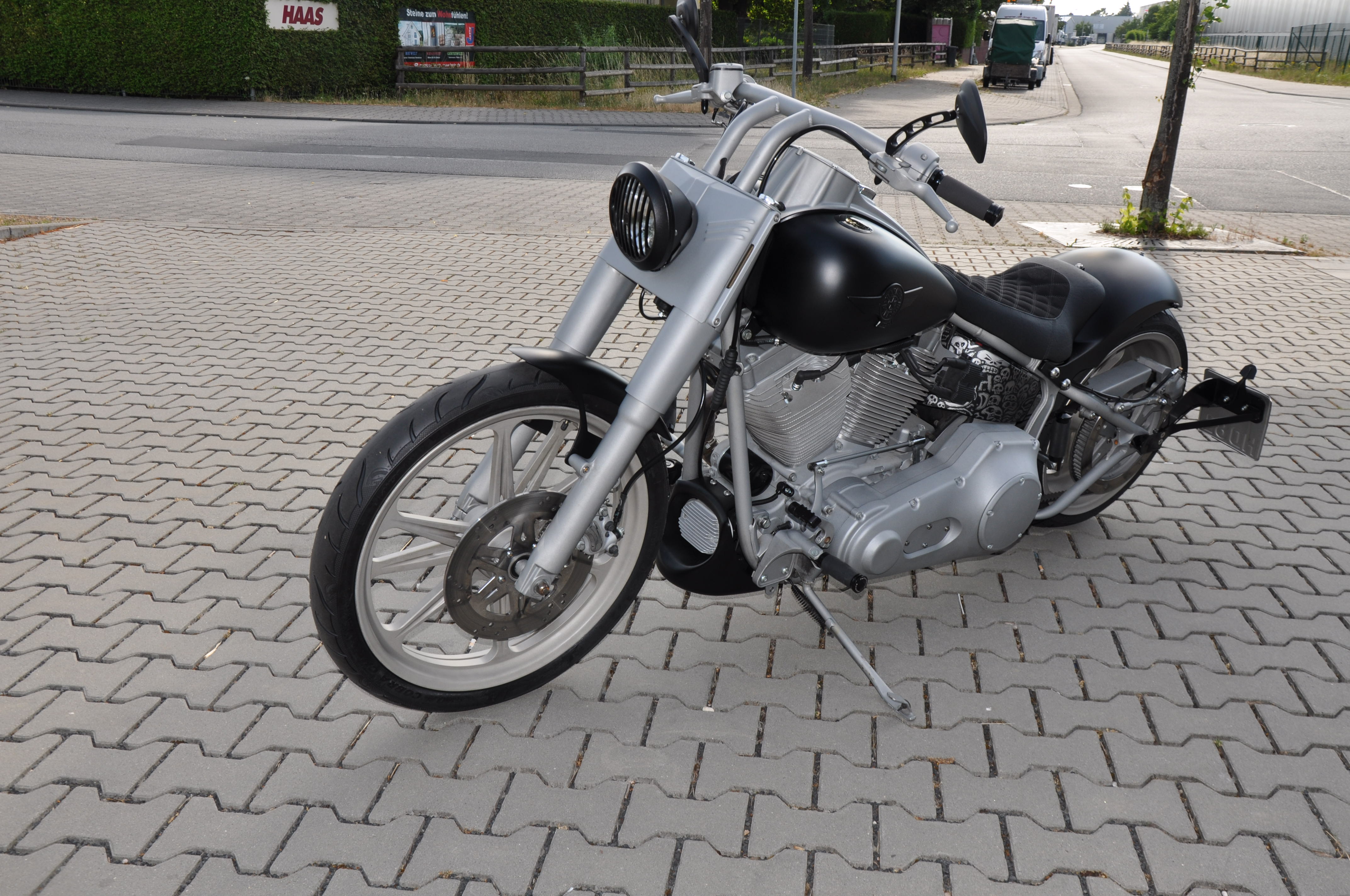 DSC_0411Y0dA8lLdRROby 2006 FXSTC Softail Custom 240 Heckumbau, spinning wheels, RSD Anlage und vieles mehr