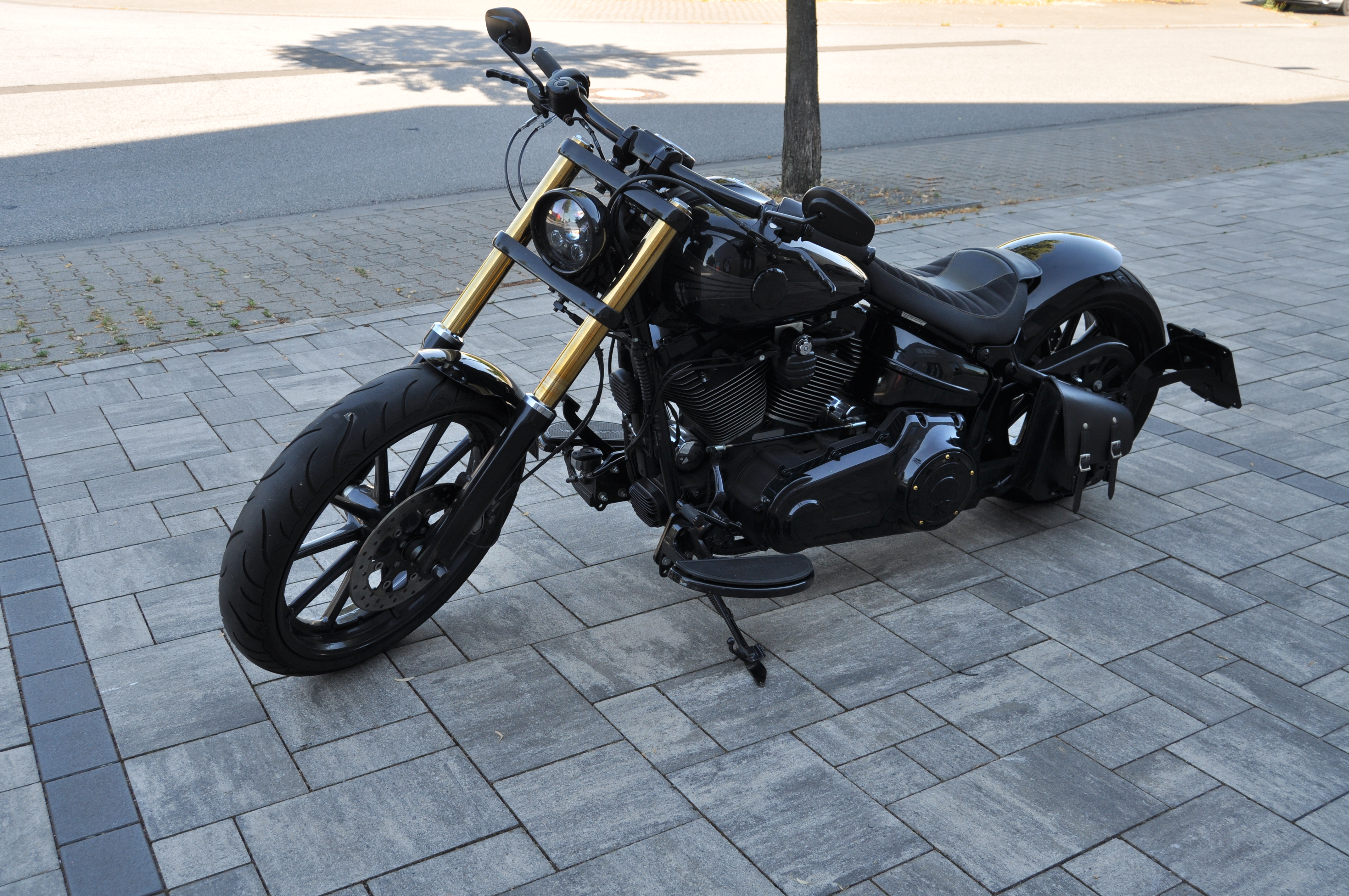 2014 Harley Davidson FXSB BREAKOUT schöner Umbau mit MCJ Anlage und kurzem Fender 