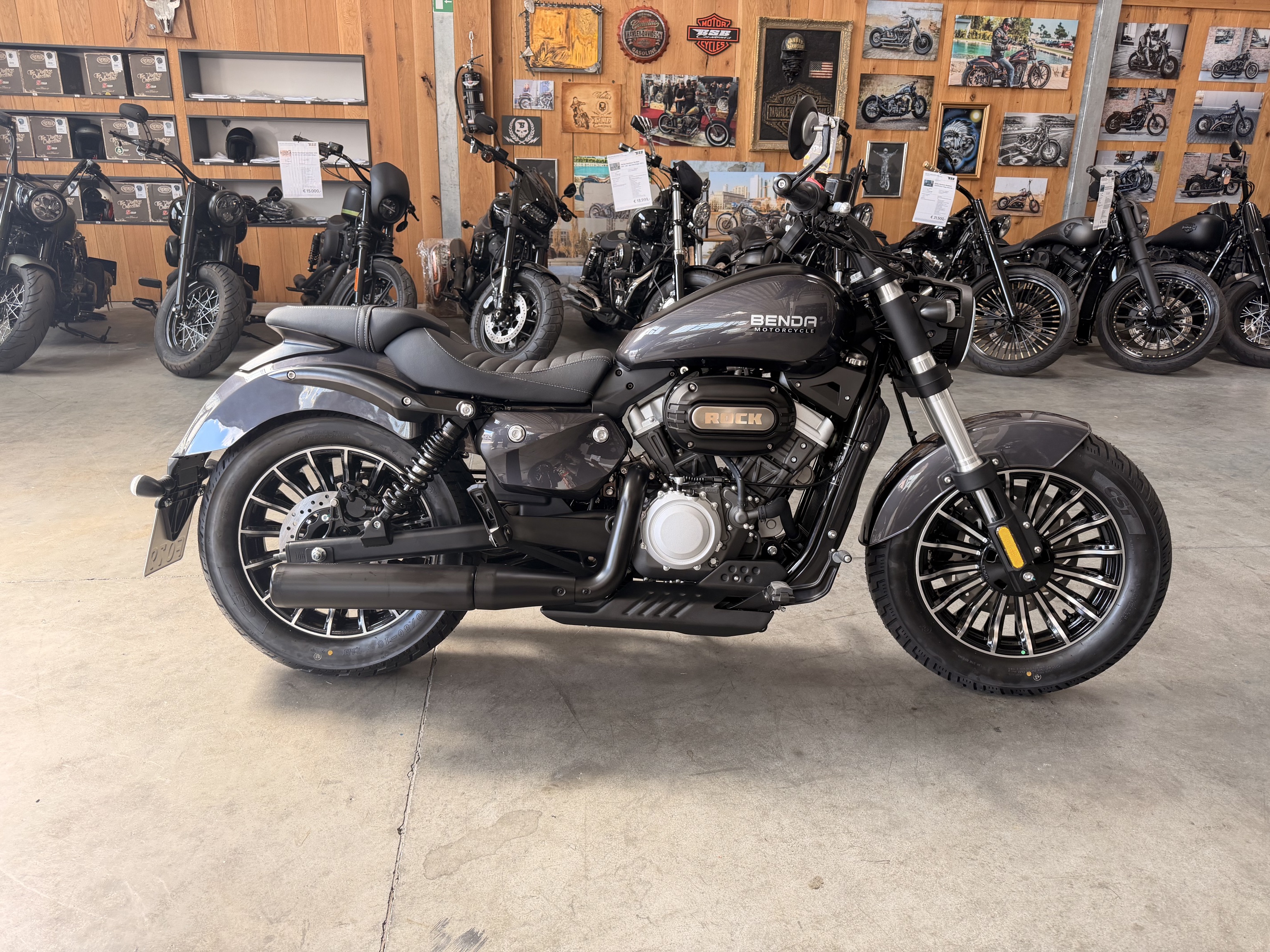 Benda ROCK 125 "SILBER" CUSTOM – CBS, LCD , Riemenantrieb,Wassergekühlt, 2 Zylinder-Doppelauspuff -  Sofort Verfügbar -  ab 3,-EUR / Tag finanzieren 