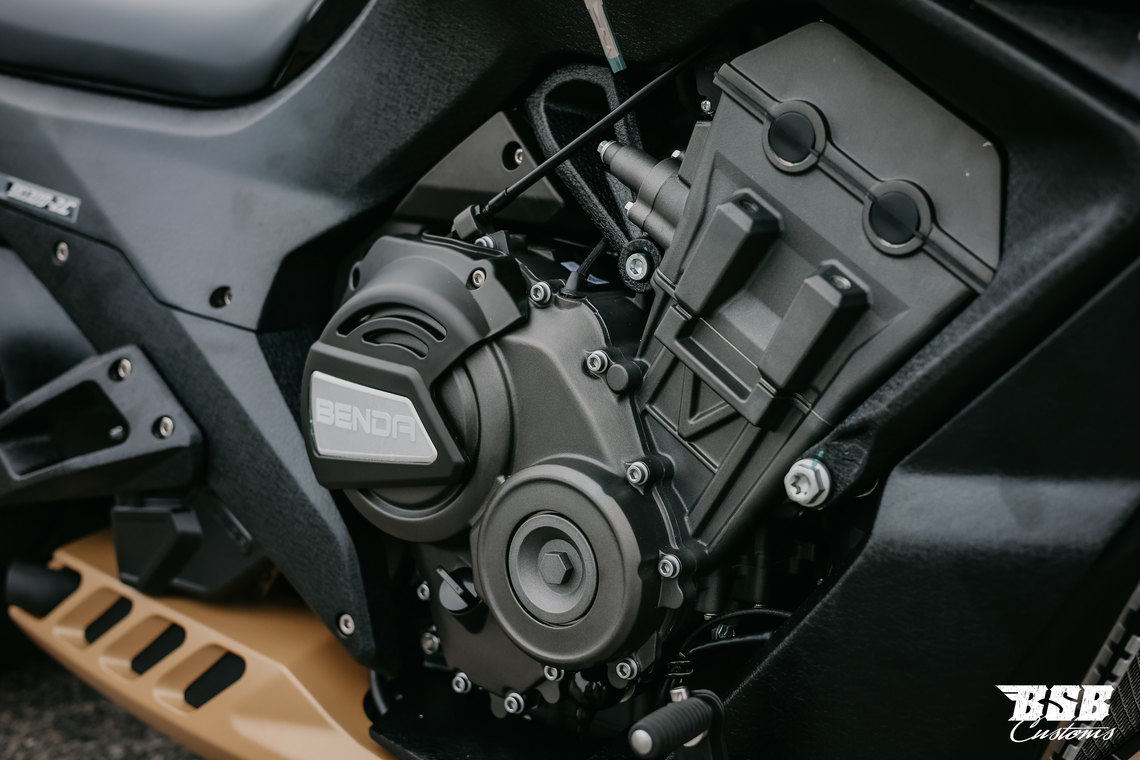 Benda LFC 700 Pro– Airride -300-er Hi-Reifen, ABS / TFT/ Anti-Hopping Kupplung modifiziert, SCHWARZ / GOLD,  NEUFAHRZEUG!!! 