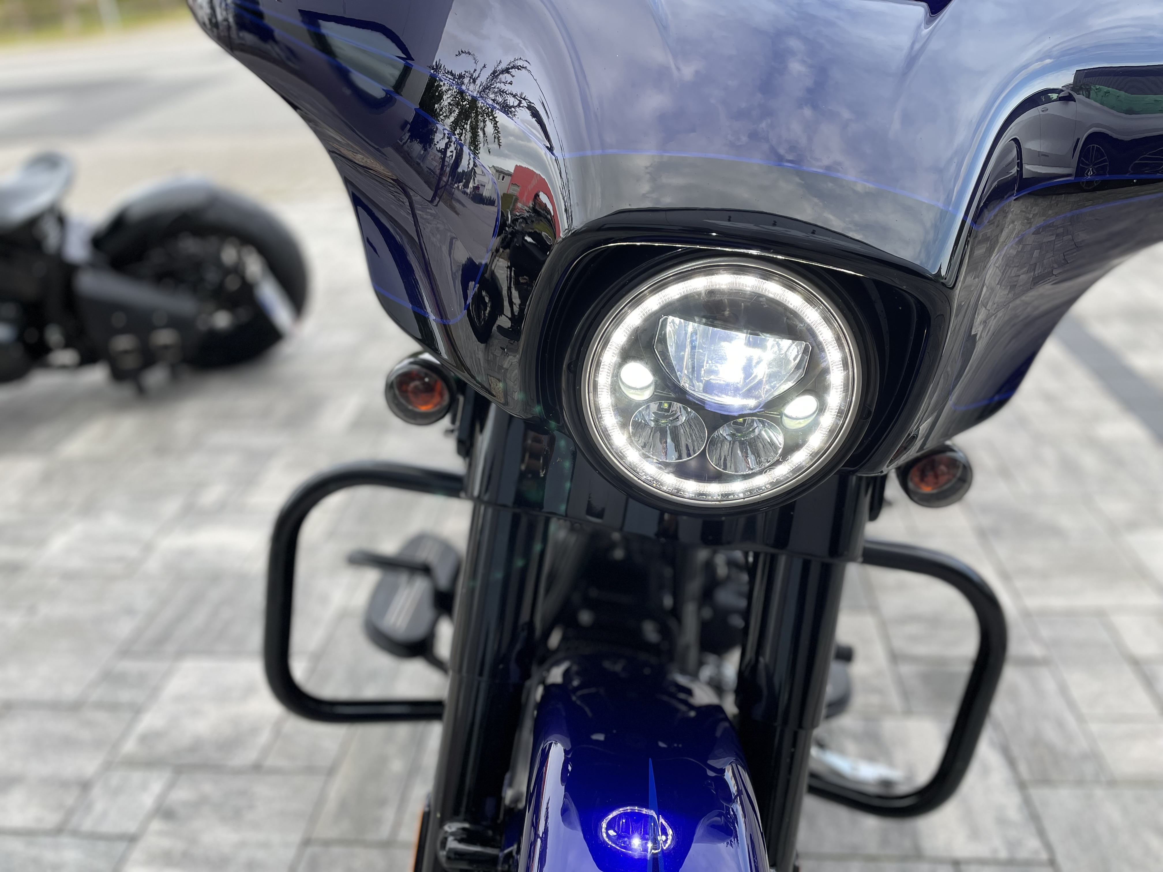 LED Scheinwerfer 7" schwarz mit Standlicht, CE-Zulassung für Touring & Softail Modelle bis 2023