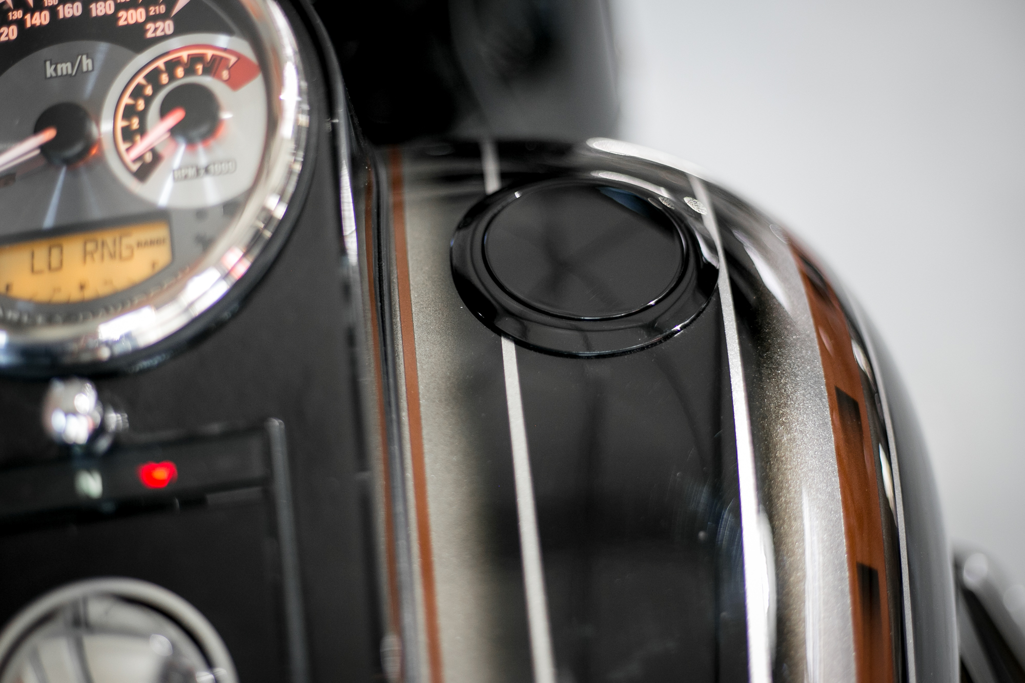 Bündiger Tankdeckel & Tankanzeige schwarz für Harley Softail Modelle