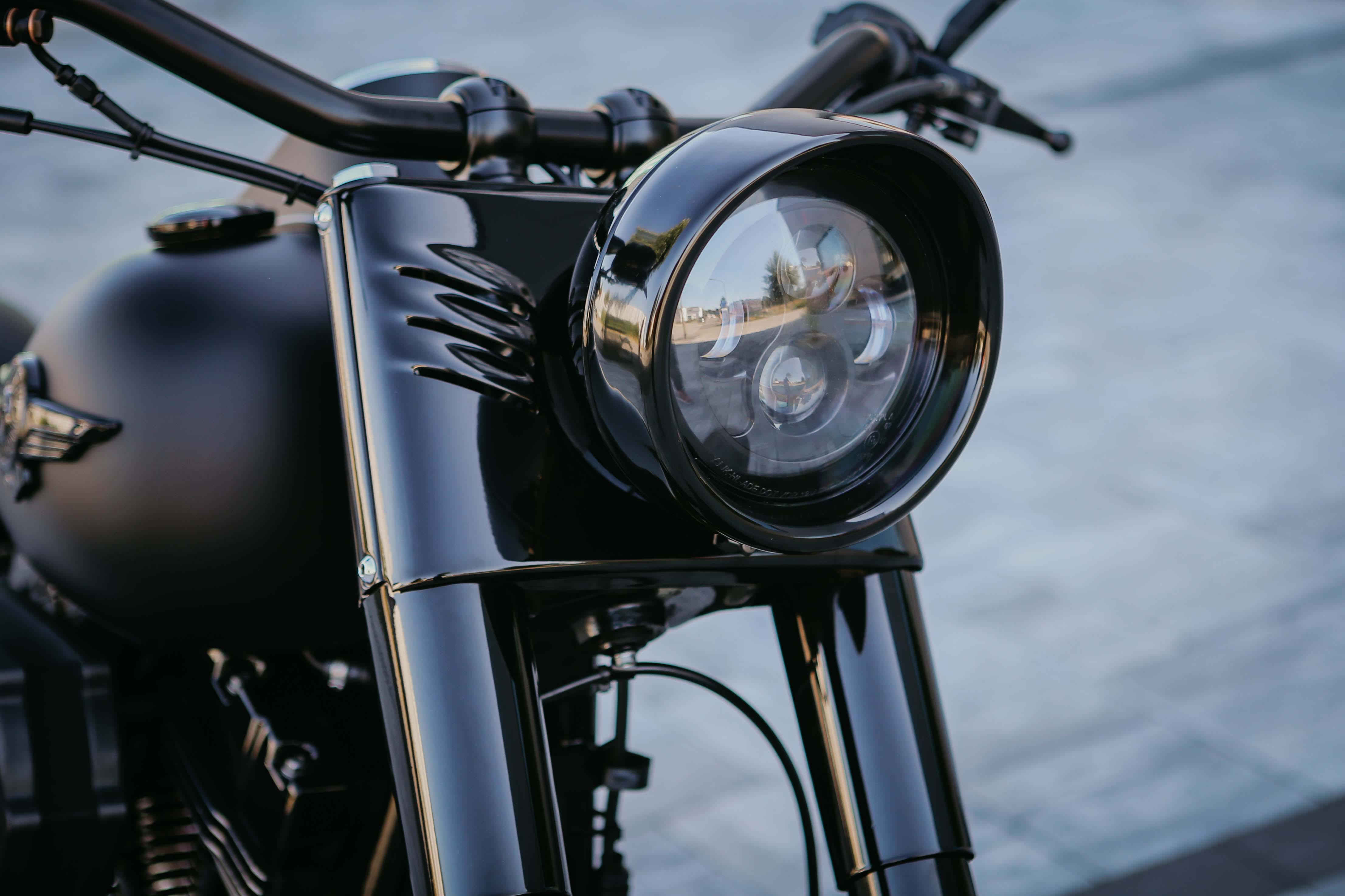 LED Scheinwerfer 7" schwarz mit Standlicht, CE-Zulassung für Harley Softail & Touring Modelle