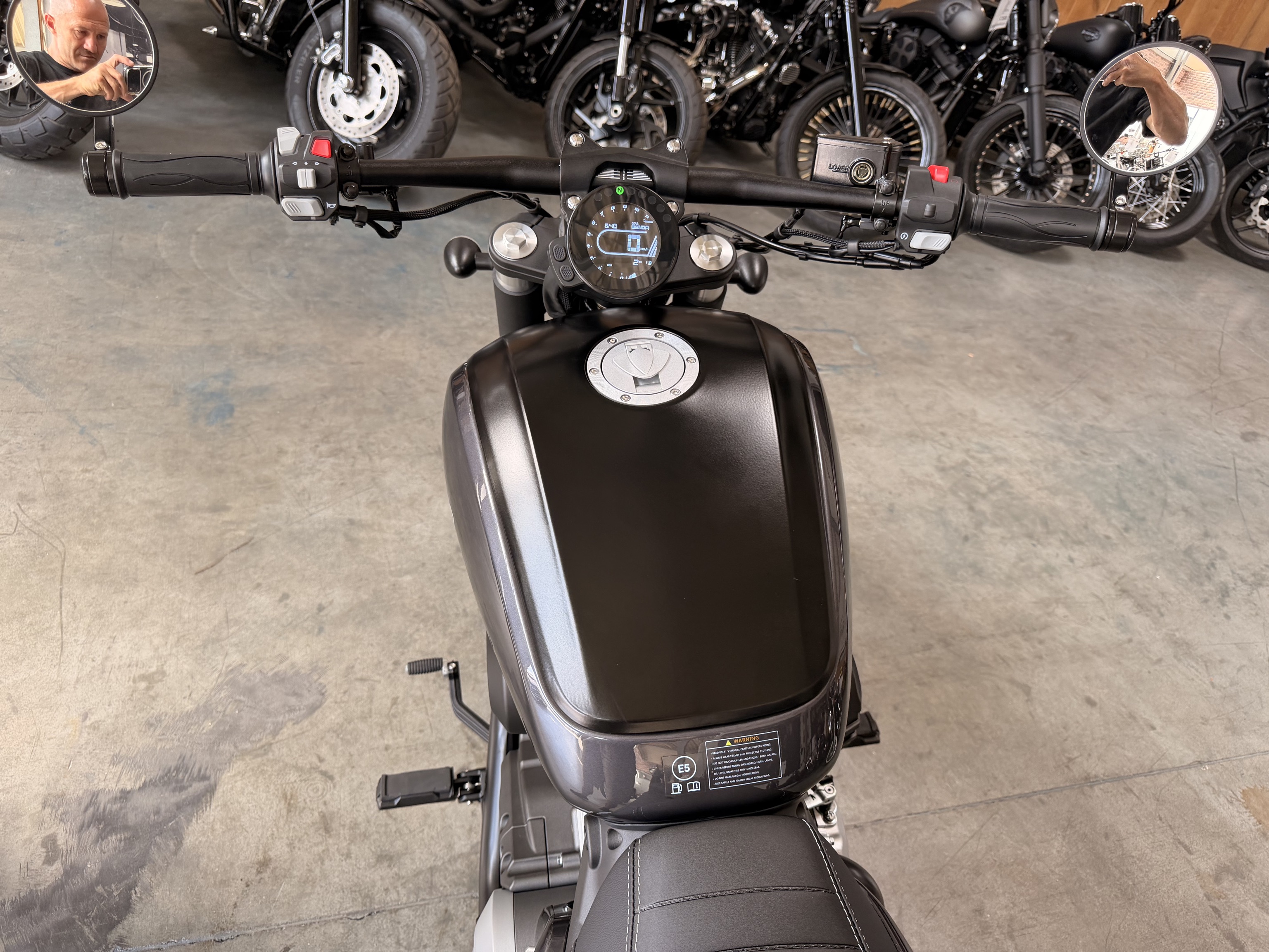 Benda ROCK 125 "SILBER" CUSTOM – CBS, LCD , Riemenantrieb,Wassergekühlt, 2 Zylinder-Doppelauspuff -  Sofort Verfügbar -  ab 3,-EUR / Tag finanzieren 