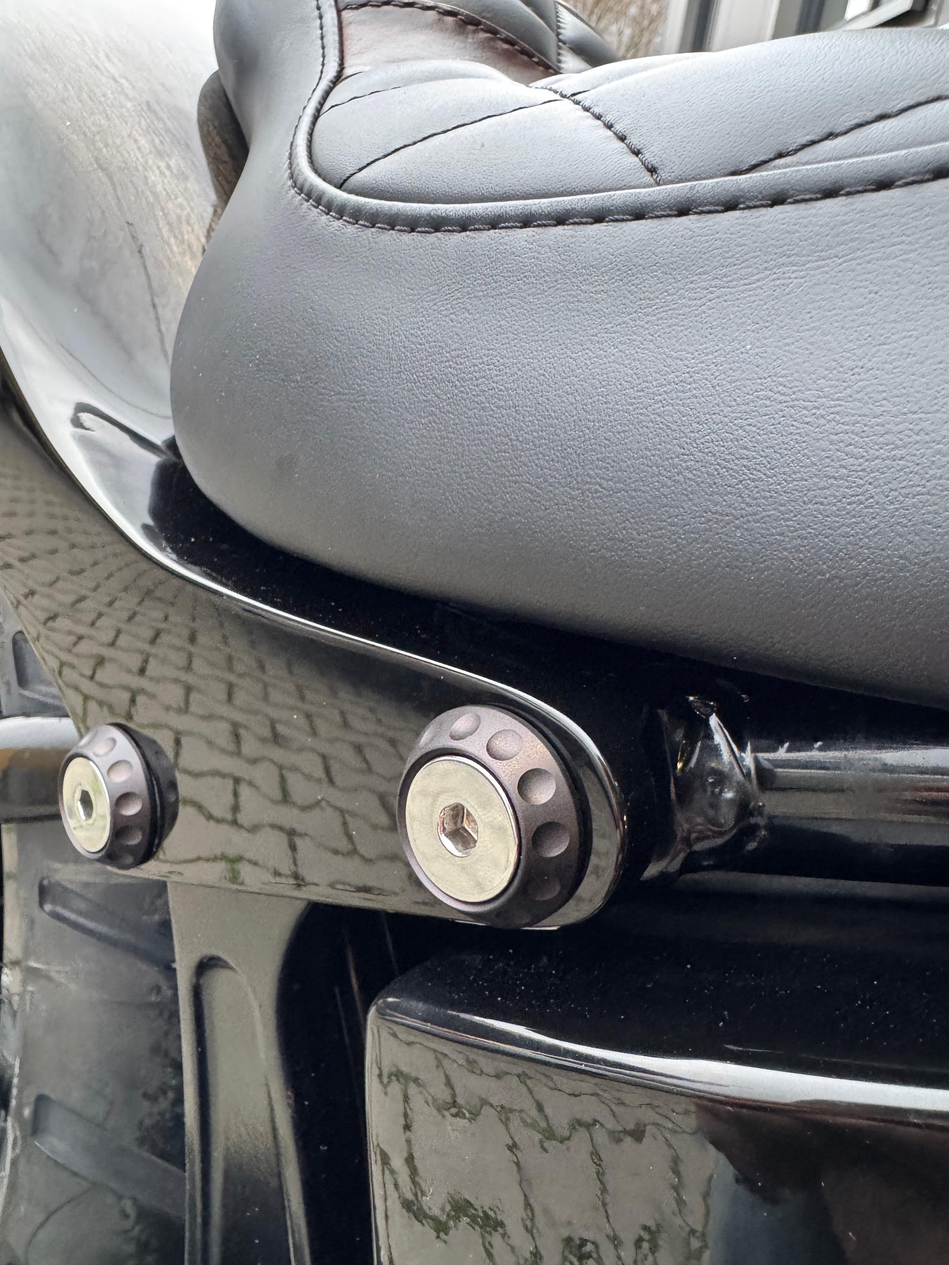 Heckfender-Montagesatz 30 mm 84-24 Softail (inkl. Schrauben/ohne Schrauben) – Rund mit Einfräsungen , Schwarz Eloxiert, Hochglanzpoliert