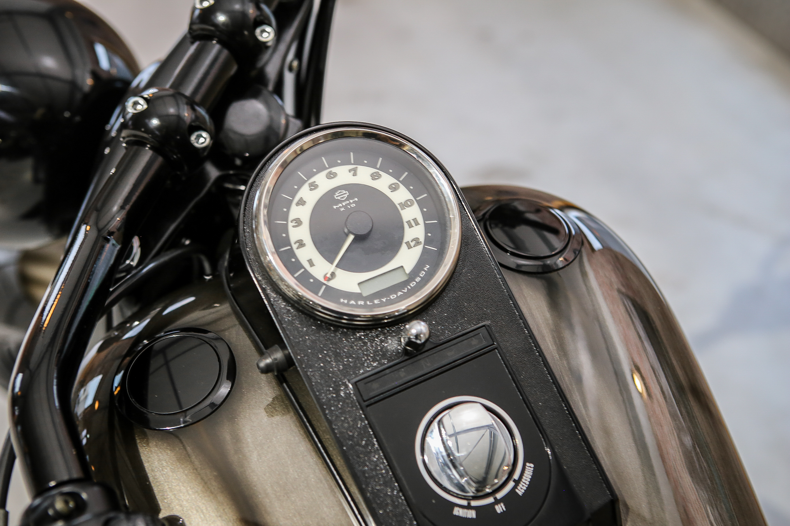 Bündiger Tankdeckel & Tankanzeige schwarz für Harley Davidson Softail Modelle '01-'07 Vergaser & Einspritzer