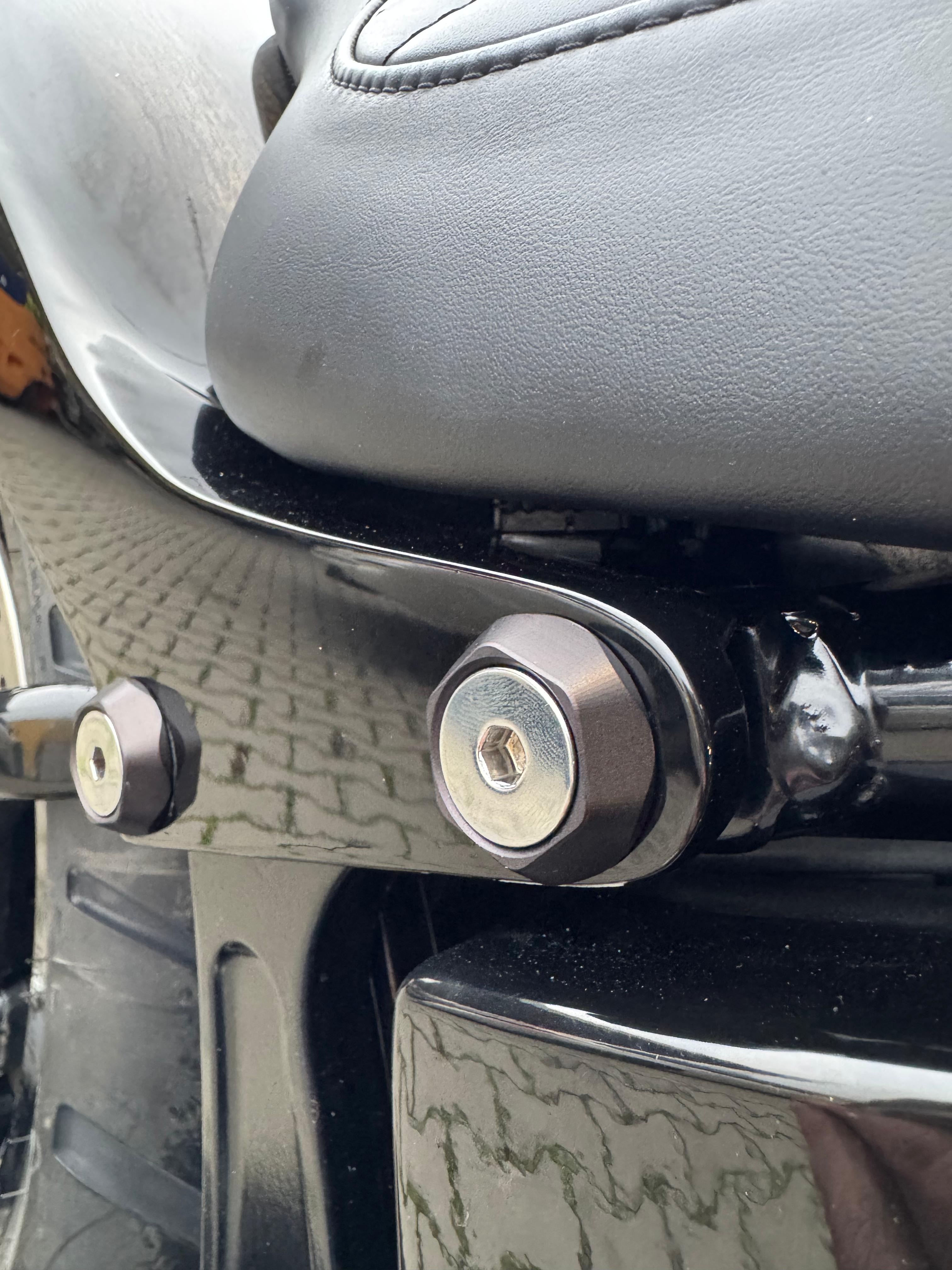 Heckfender-Montagesatz 30 mm 84-24 Softail (inkl. Schrauben/ohne Schrauben) – Sechskantig, Schwarz Eloxiert, Hochglanzpoliert