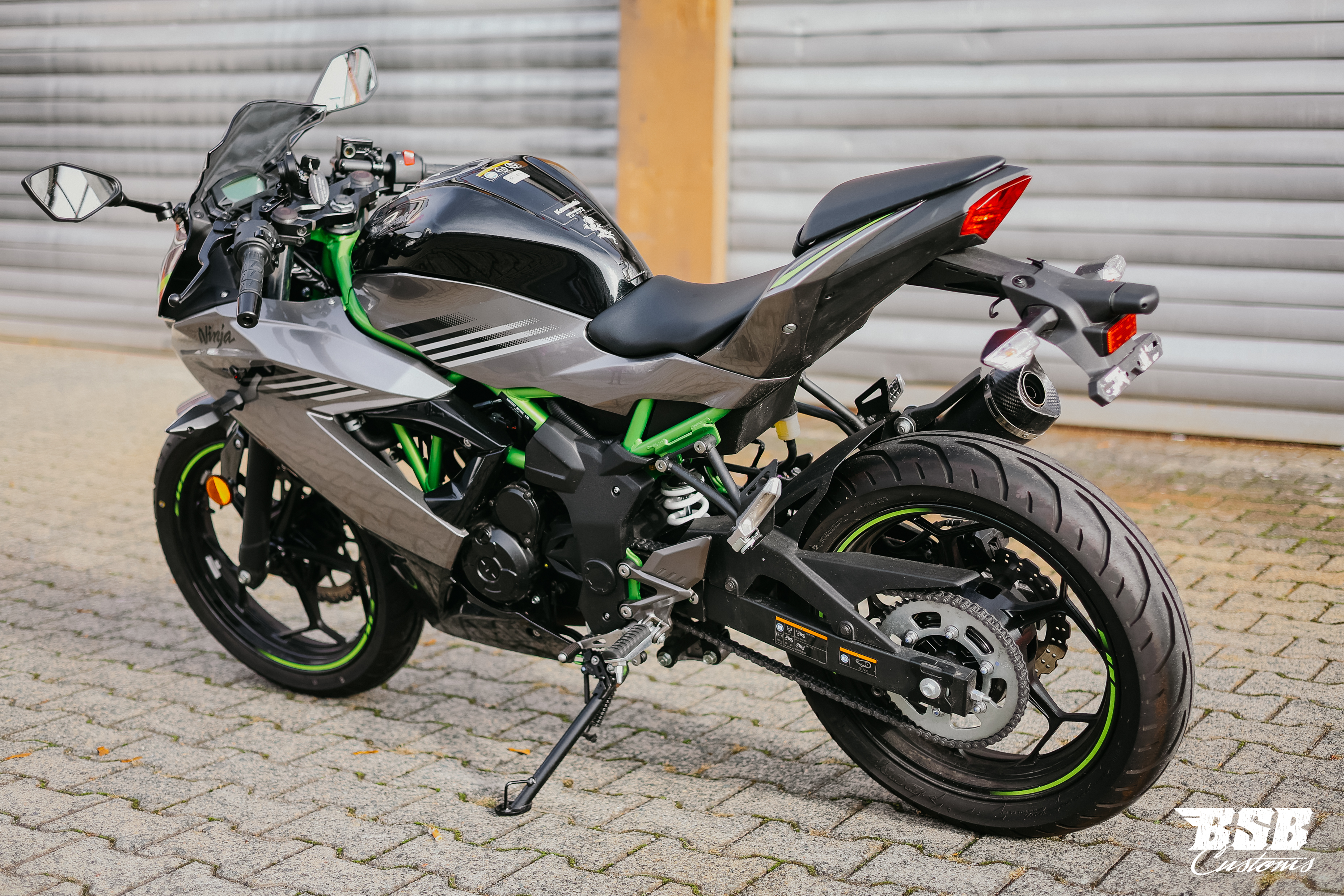Kawasaki Ninja 125 Performance, EZ 06/2026, nur 2.000 km, Arrow-Auspuff und Garantie bis 2030. Finanzierung bei BSB Customs möglich.