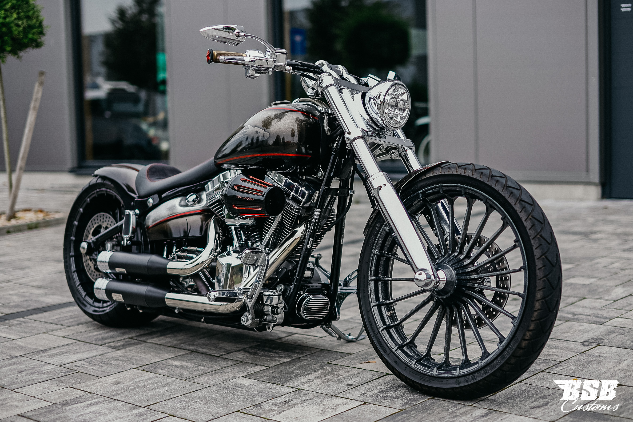 2014  Harley Davidson BREAKOUT CVO mit edlen Teilen / Leistungsteigerung / Luftfahrwerk (ab 350,- finanzieren*)