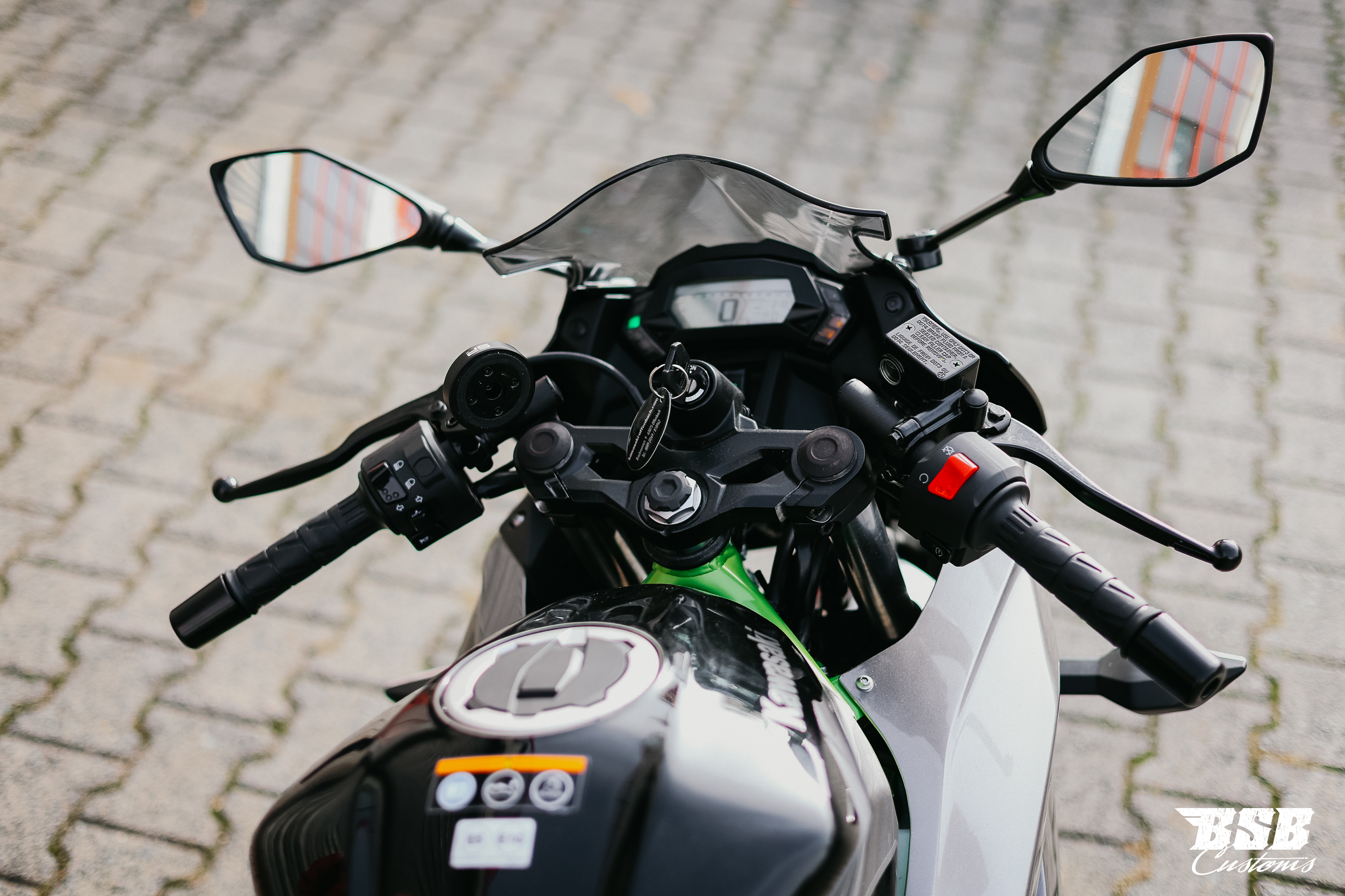 Kawasaki Ninja 125 Performance, EZ 06/2026, nur 2.000 km, Arrow-Auspuff und Garantie bis 2030. Finanzierung bei BSB Customs möglich.