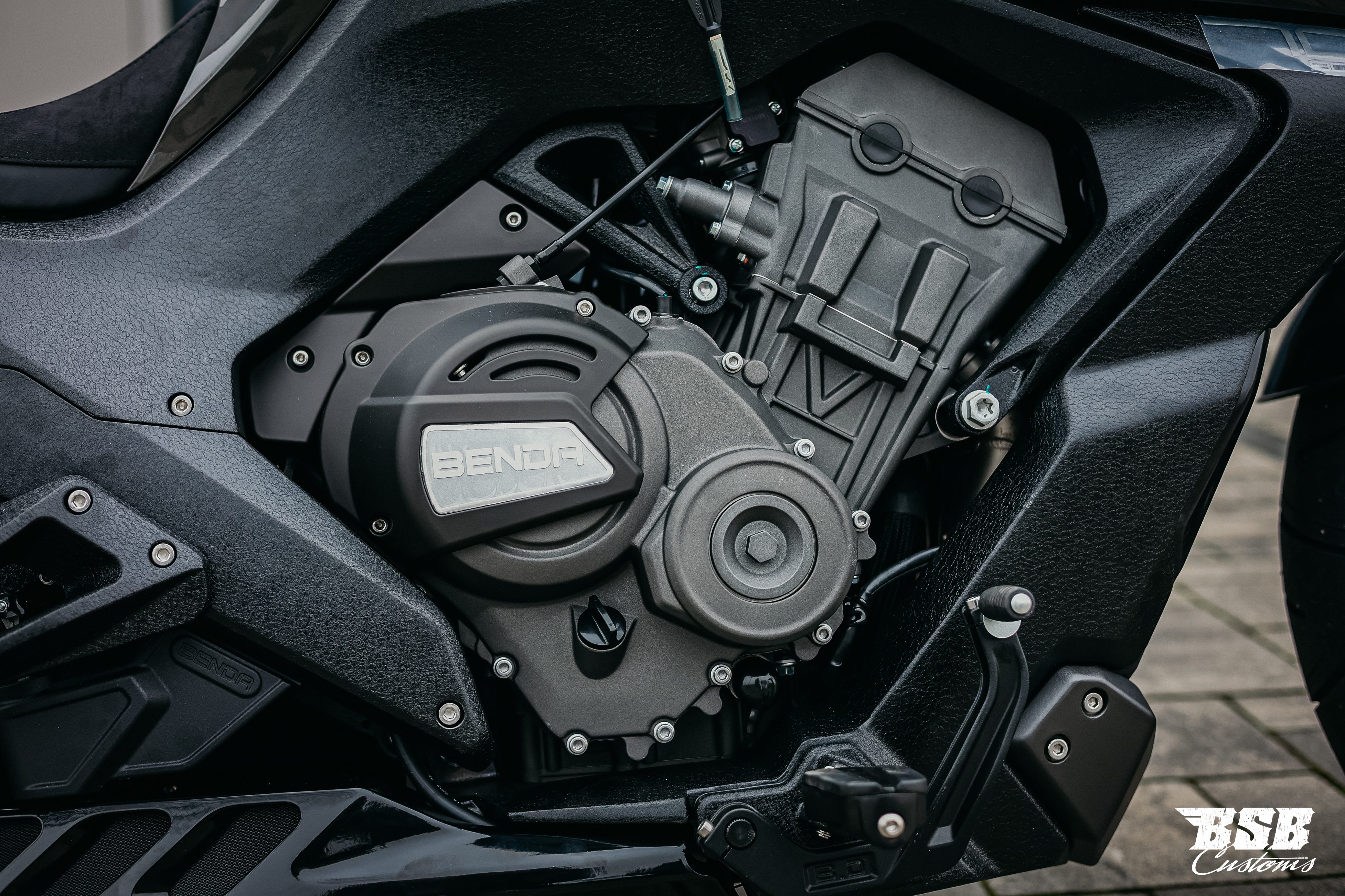 Benda LFC 700 Pro– Airride -300-er Hi-Reifen, ABS / TFT/ Anti-Hopping Kupplung modifiziert by BSB Customs NEUFAHRZEUG!!! 