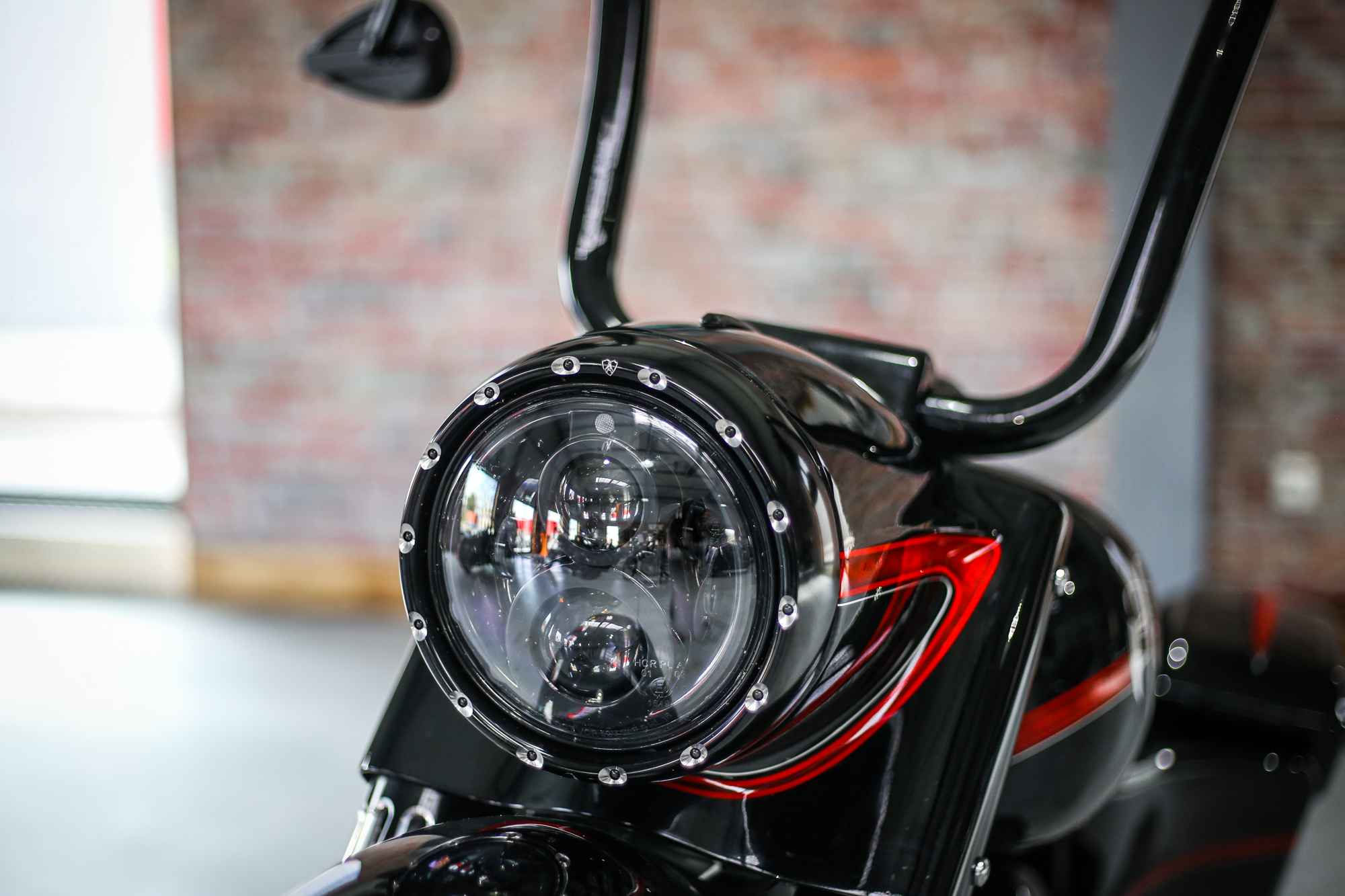 LED Scheinwerfer 7" schwarz mit Standlicht, CE-Zulassung für Softail & Touring Modelle bis 2023