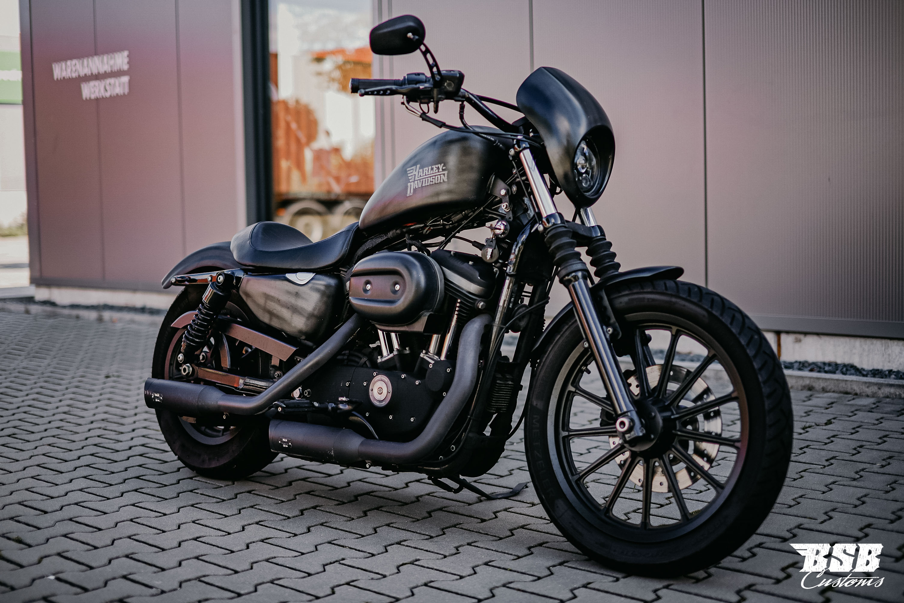 2009 Harley Davidson XL 883 mit verstallbarer MCJ Anlage Airbrush